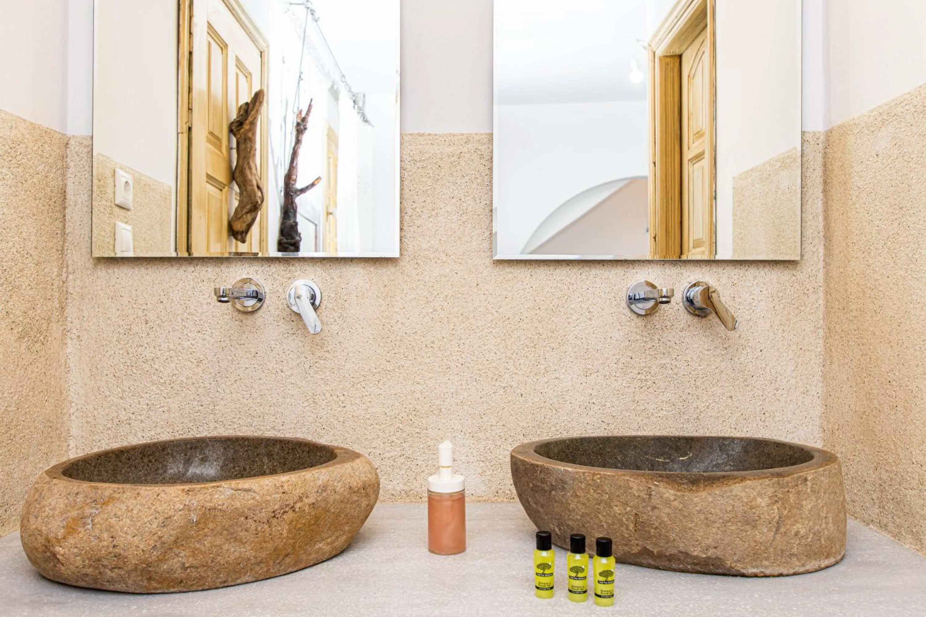 Peristeronas Village