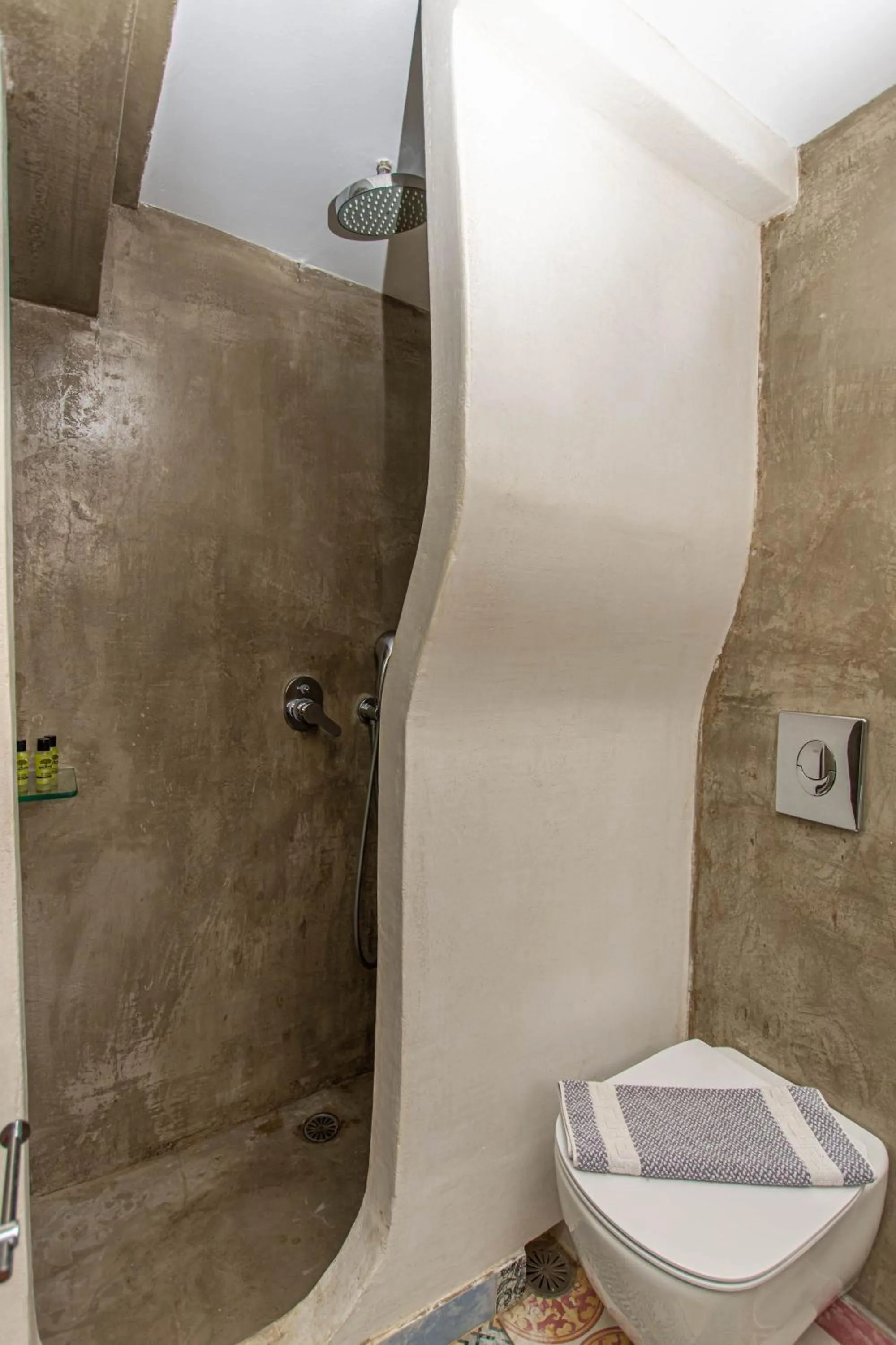 Peristeronas Village