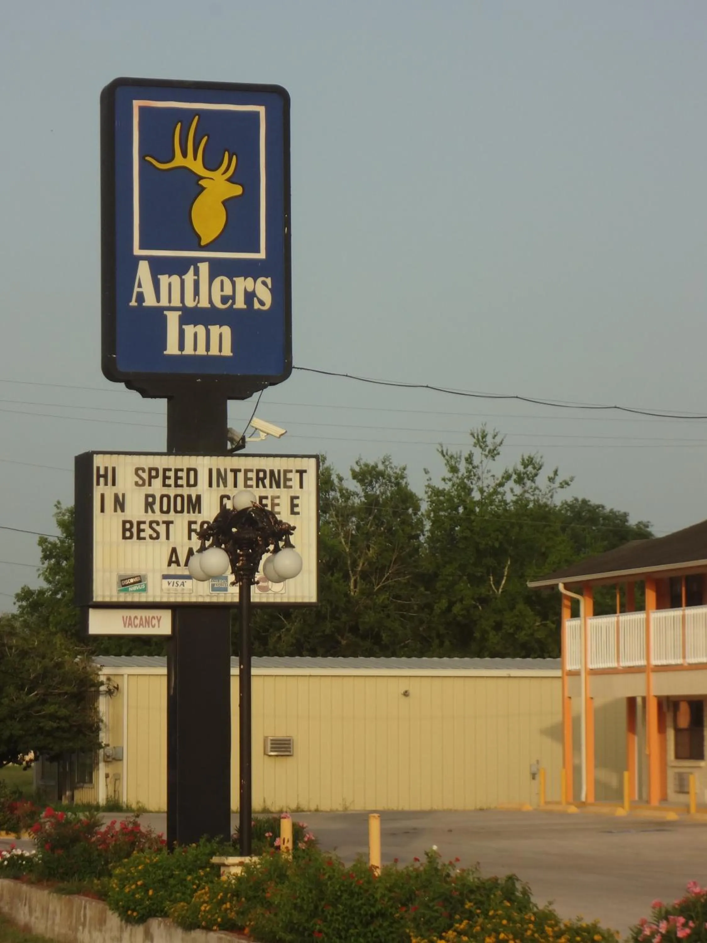Facade/entrance in Antlers Inn Goliad