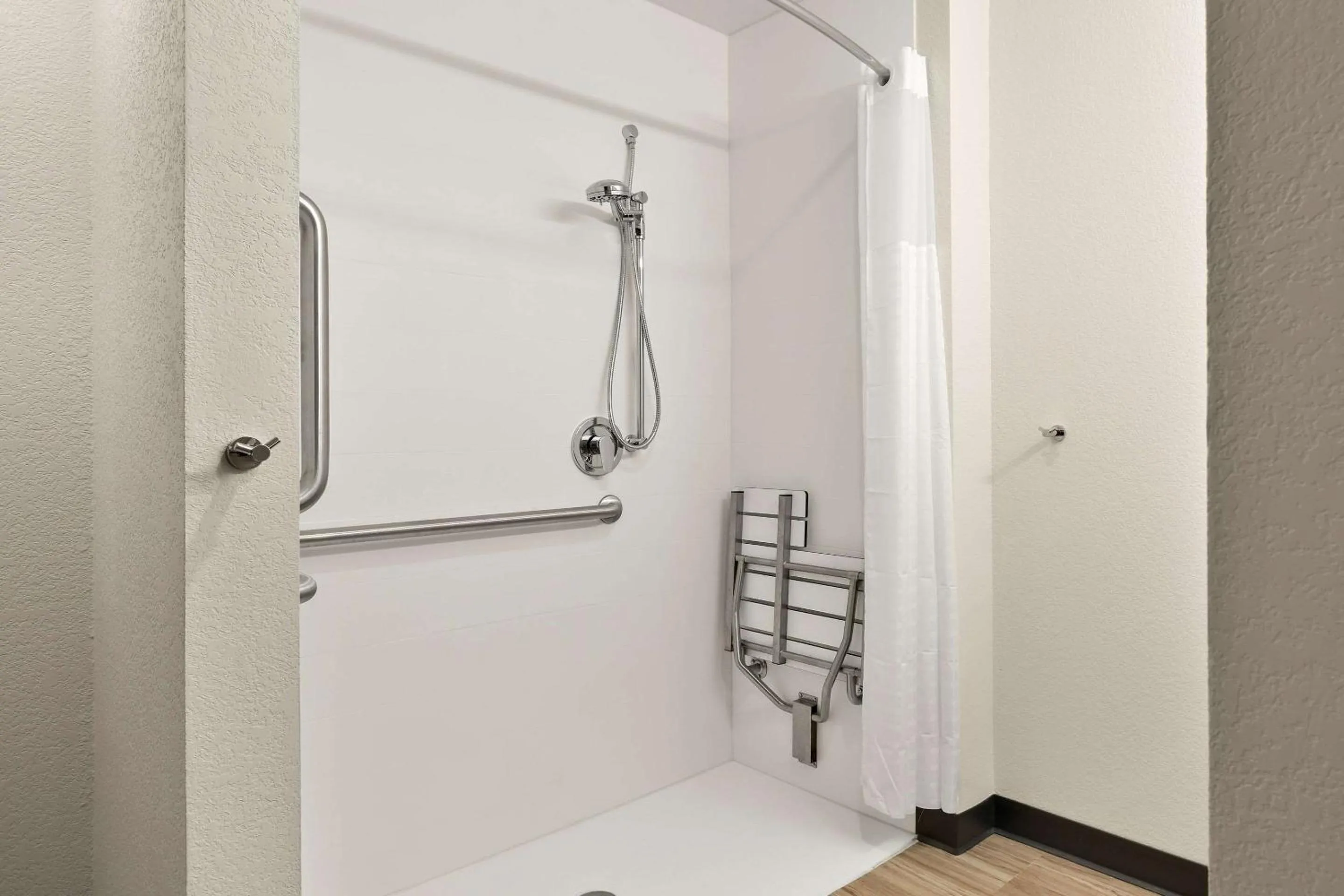Shower in Everhome Suites Nampa Boise