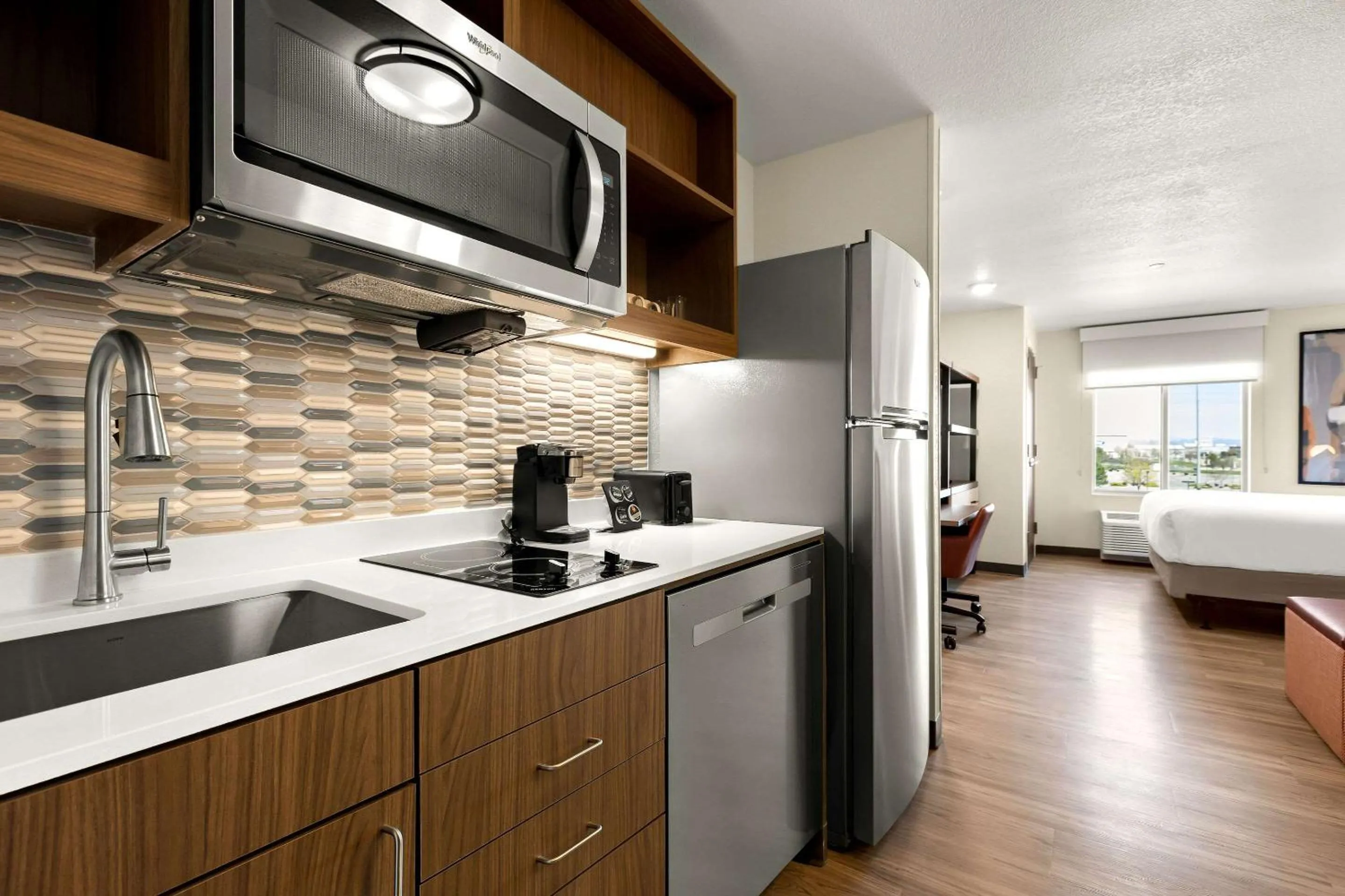 Kitchen or kitchenette, Bed in Everhome Suites Nampa Boise