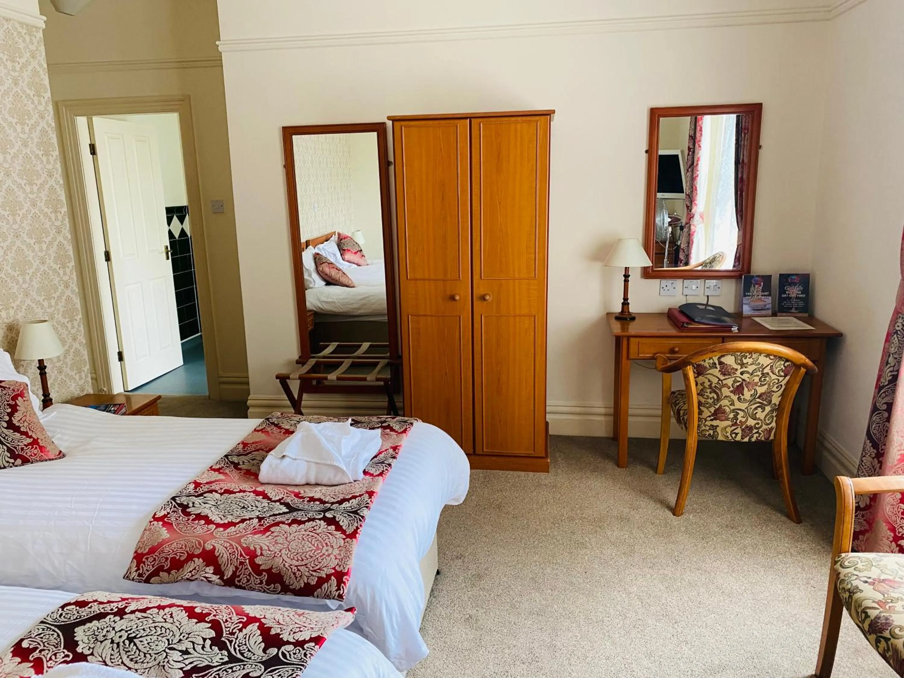 Communal lounge/ TV room, Bed in Farnley Tower Guesthouse