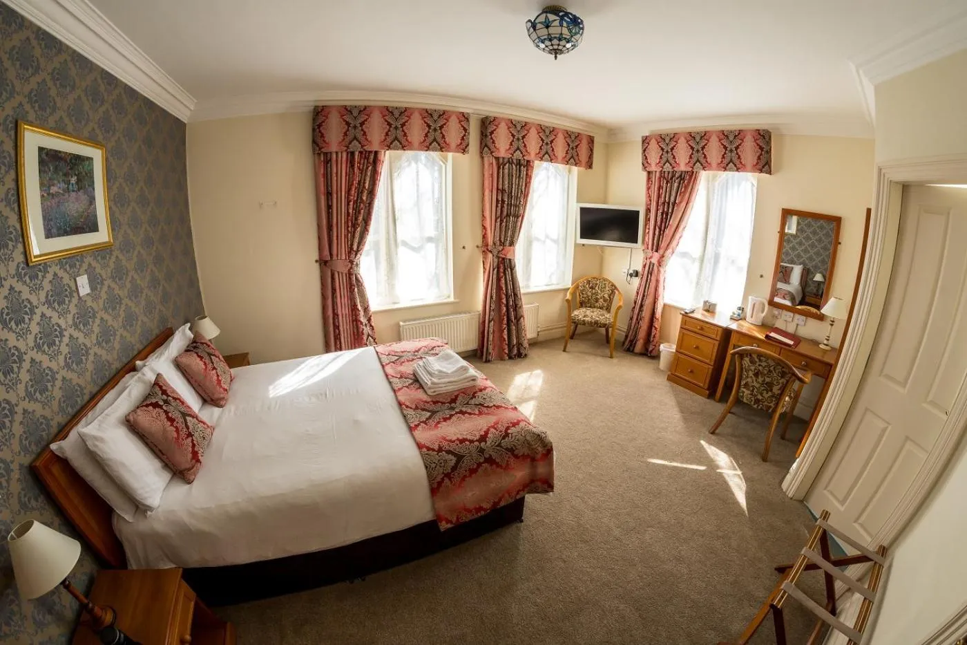 Spring, Bed in Farnley Tower Guesthouse