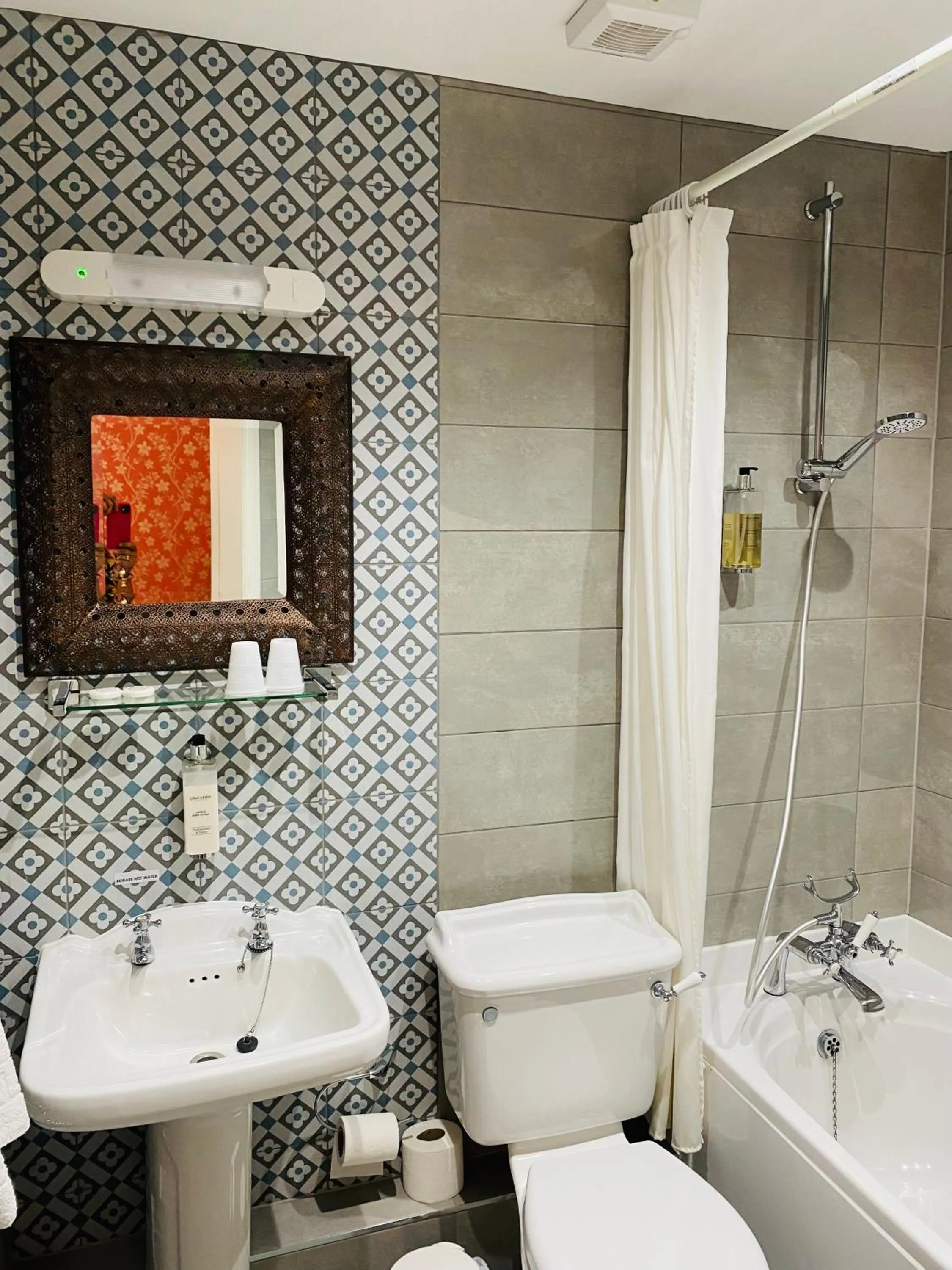 Toilet in Farnley Tower Guesthouse