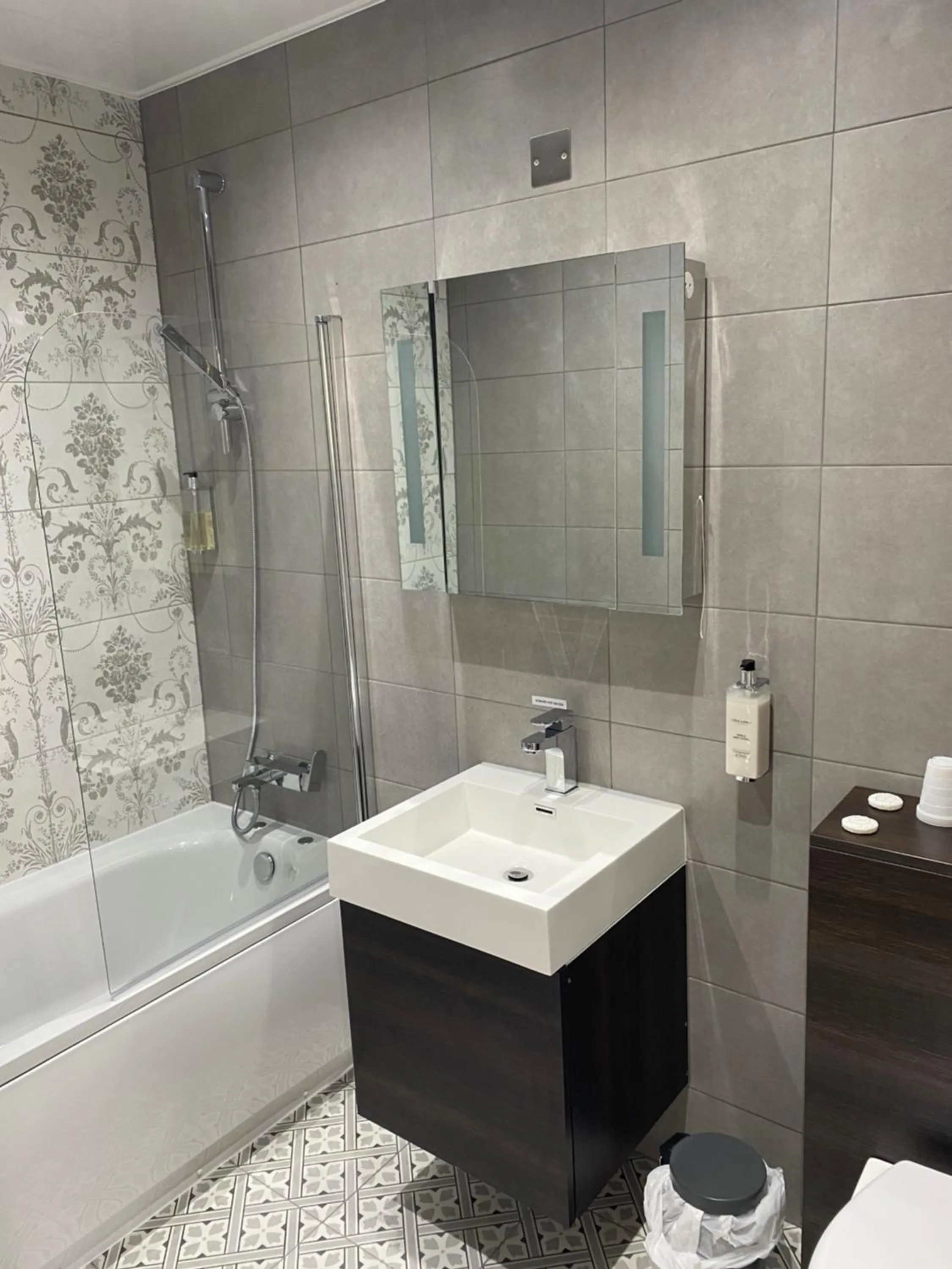 Shower in Farnley Tower Guesthouse