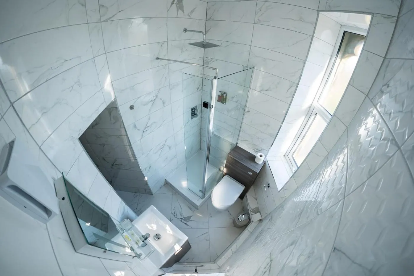Shower in Farnley Tower Guesthouse