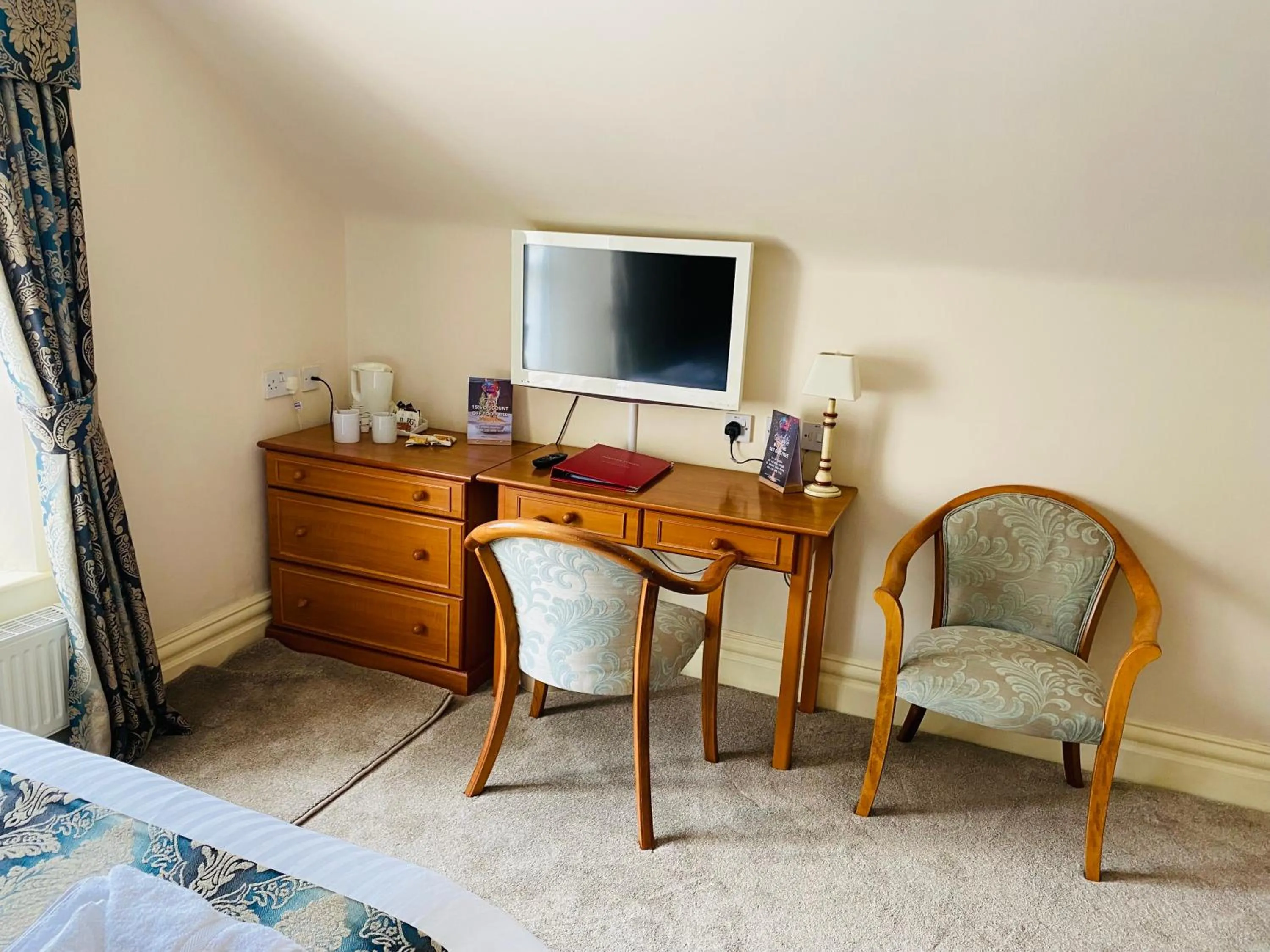 Communal lounge/ TV room in Farnley Tower Guesthouse