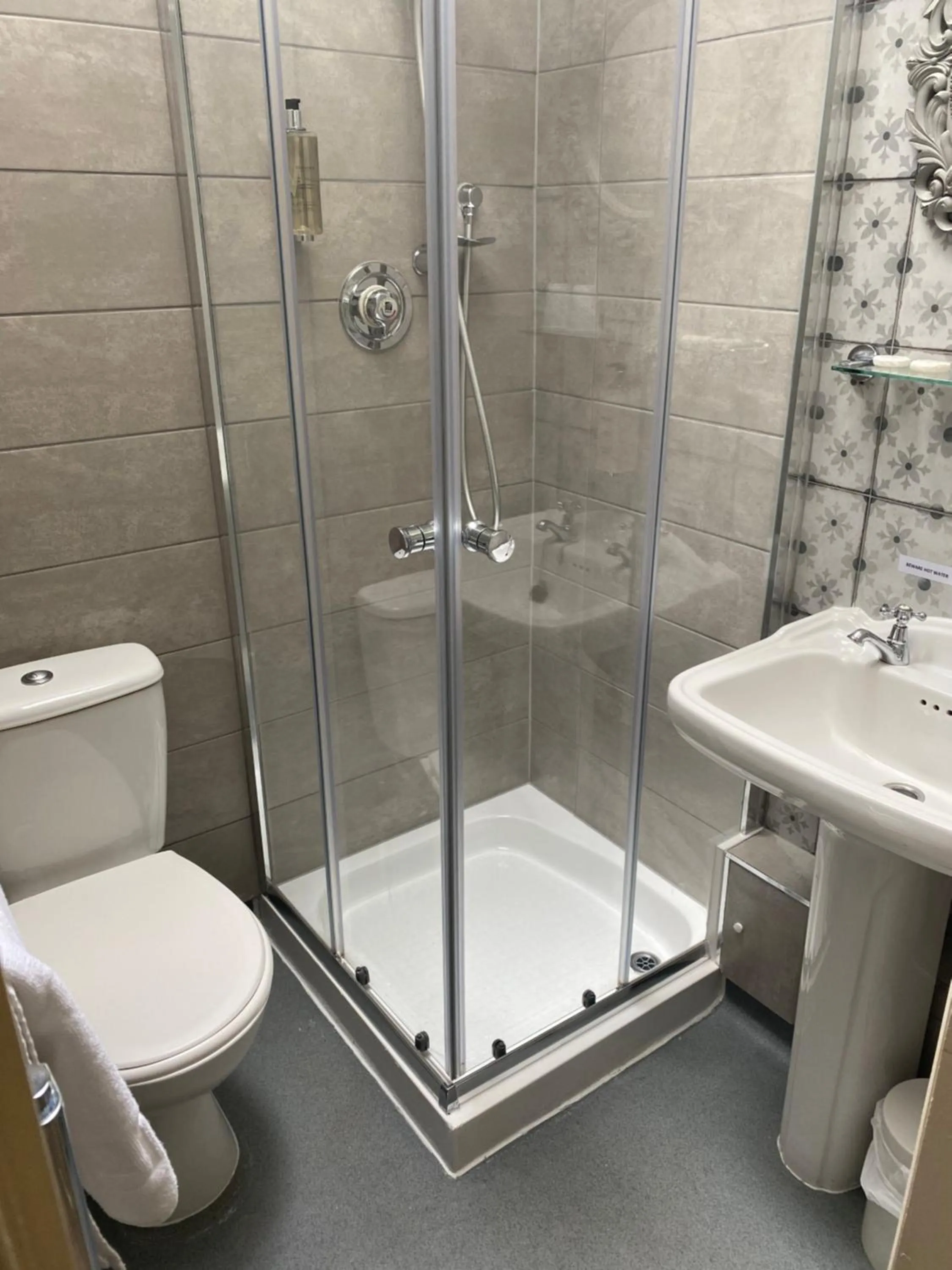 Shower in Farnley Tower Guesthouse