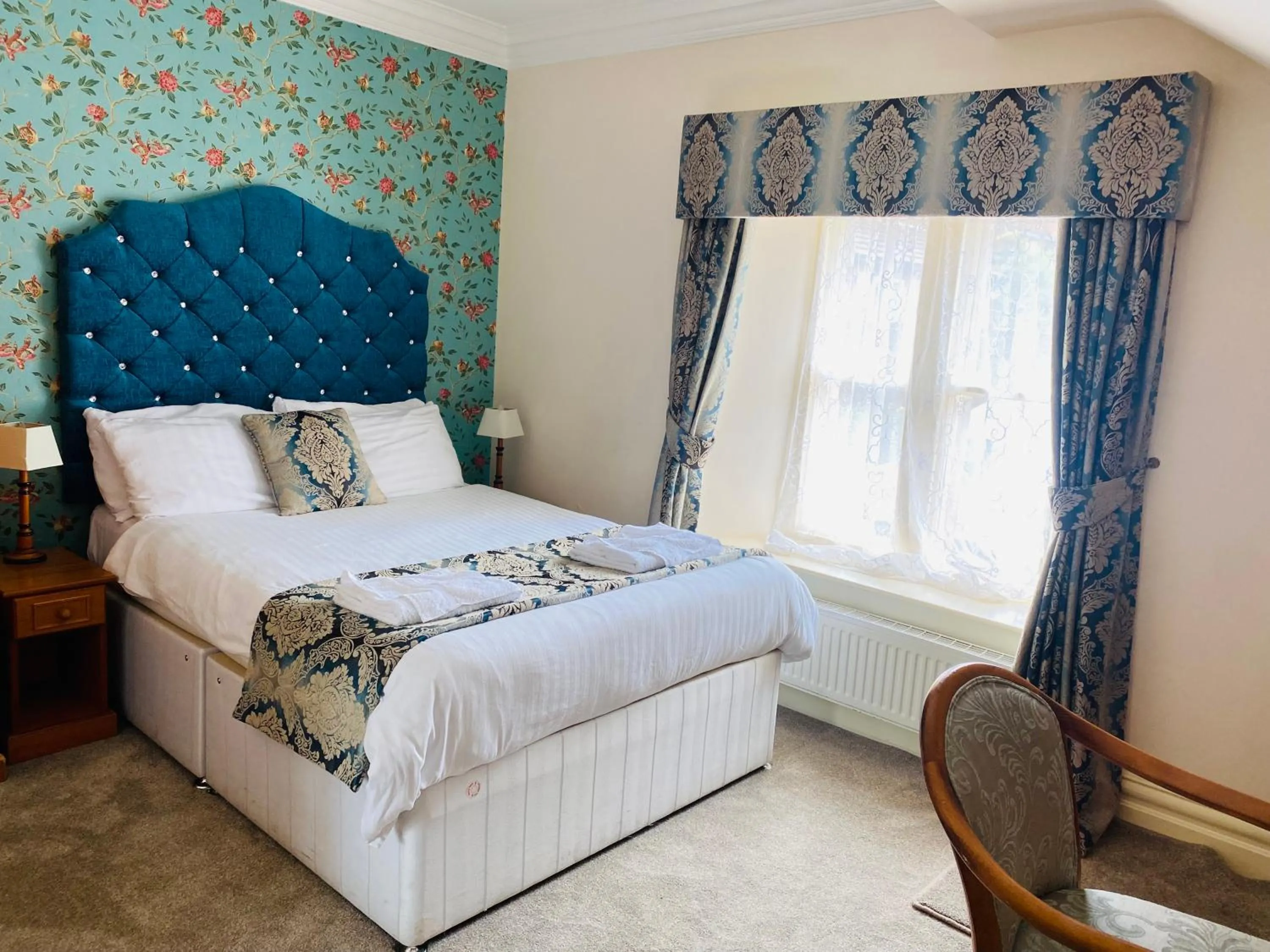 TV and multimedia, Bed in Farnley Tower Guesthouse