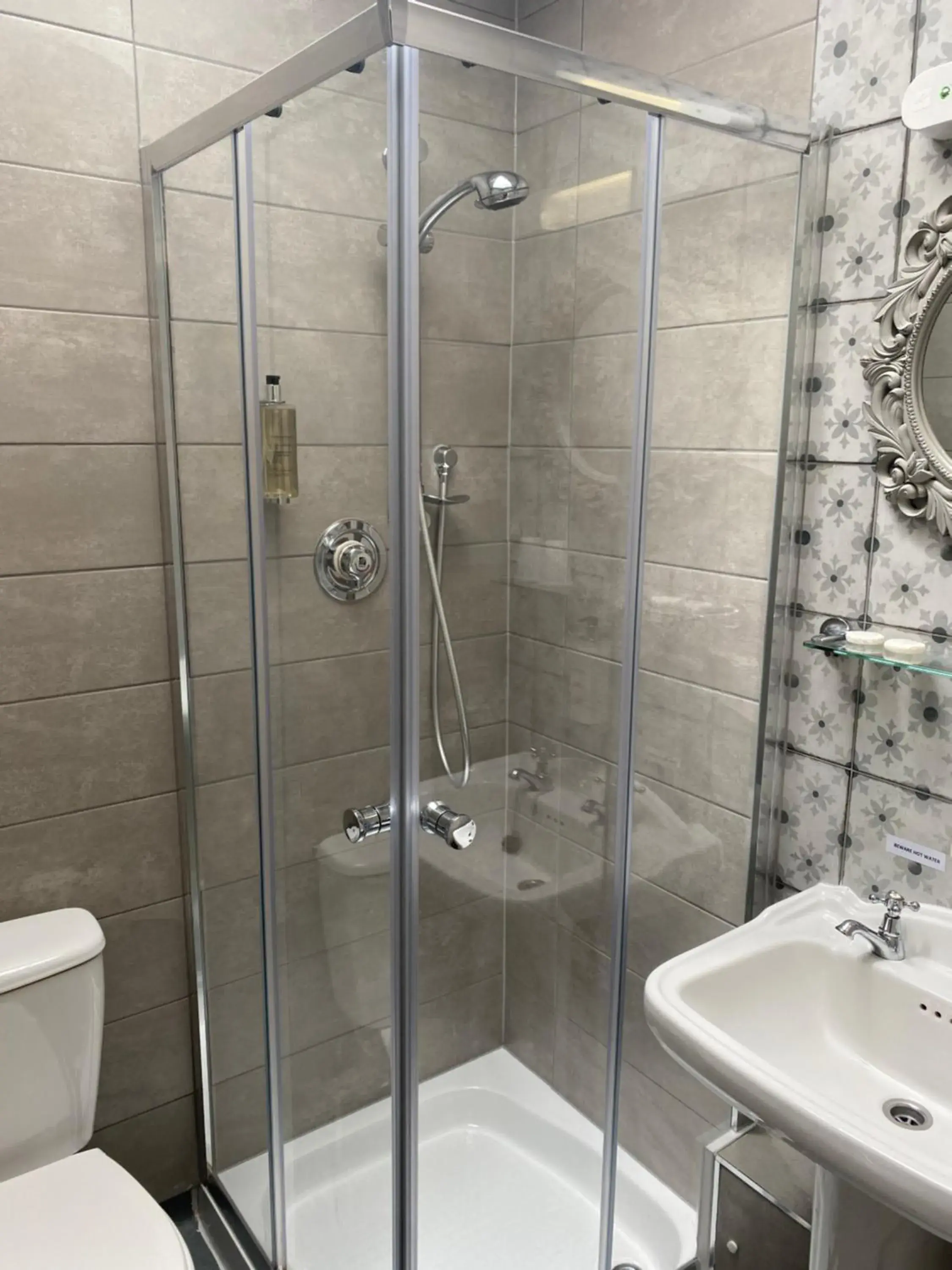 En Suite Single Room in Farnley Tower Guesthouse En Suite Single Room in Farnley Tower Guesthouse