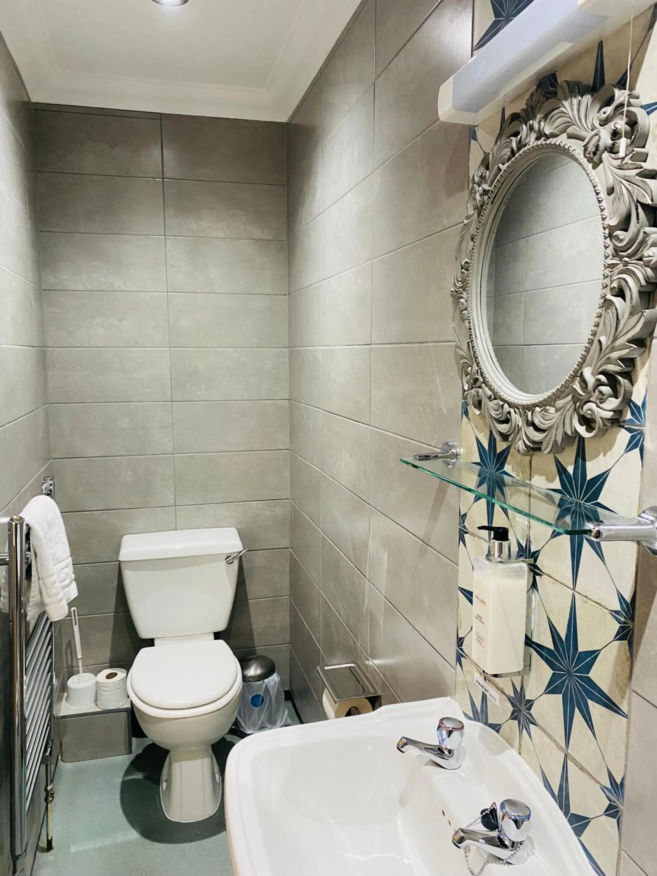 Shower in Farnley Tower Guesthouse