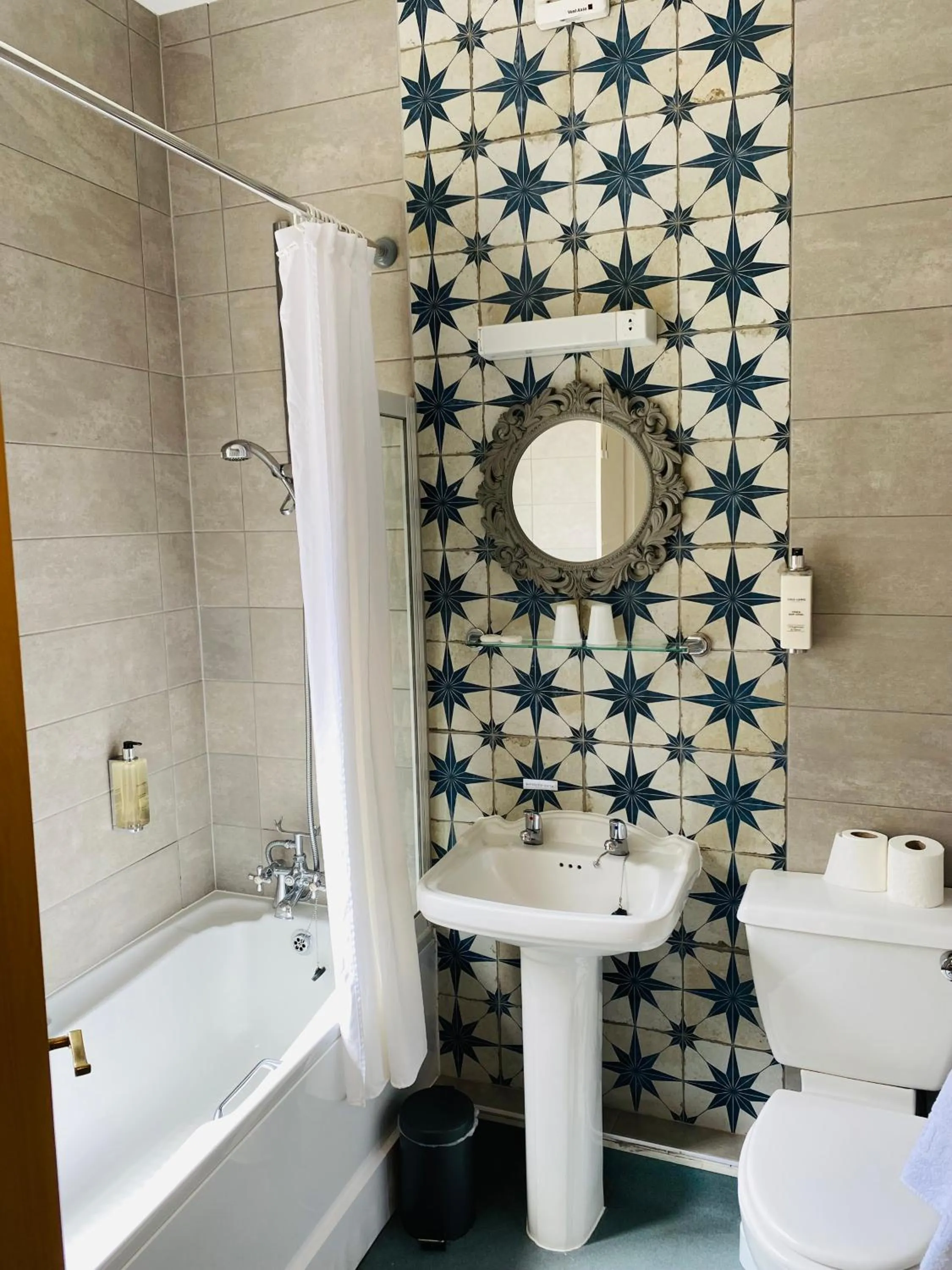 Toilet in Farnley Tower Guesthouse