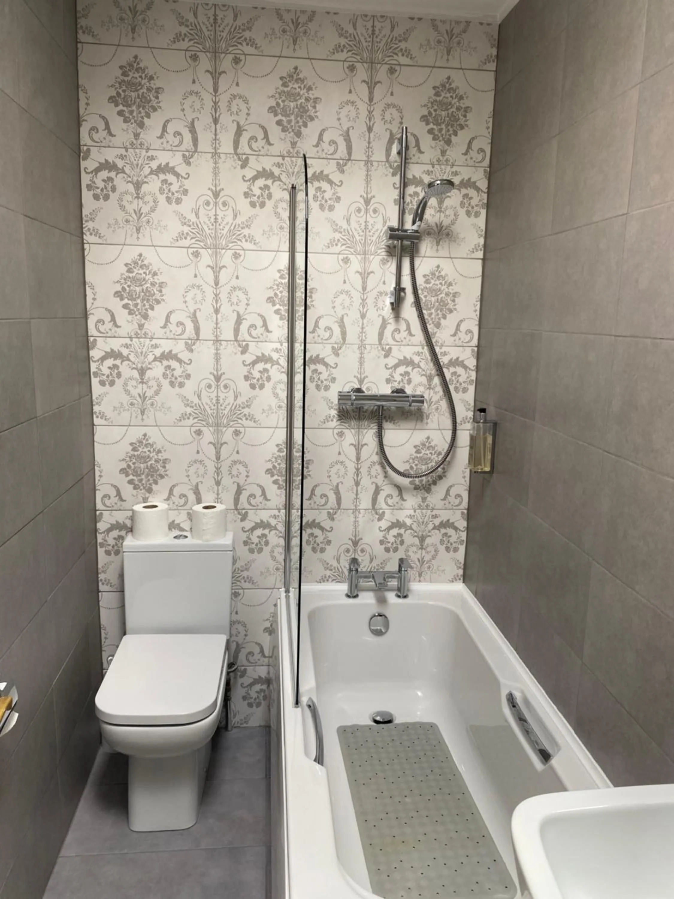 Shower in Farnley Tower Guesthouse