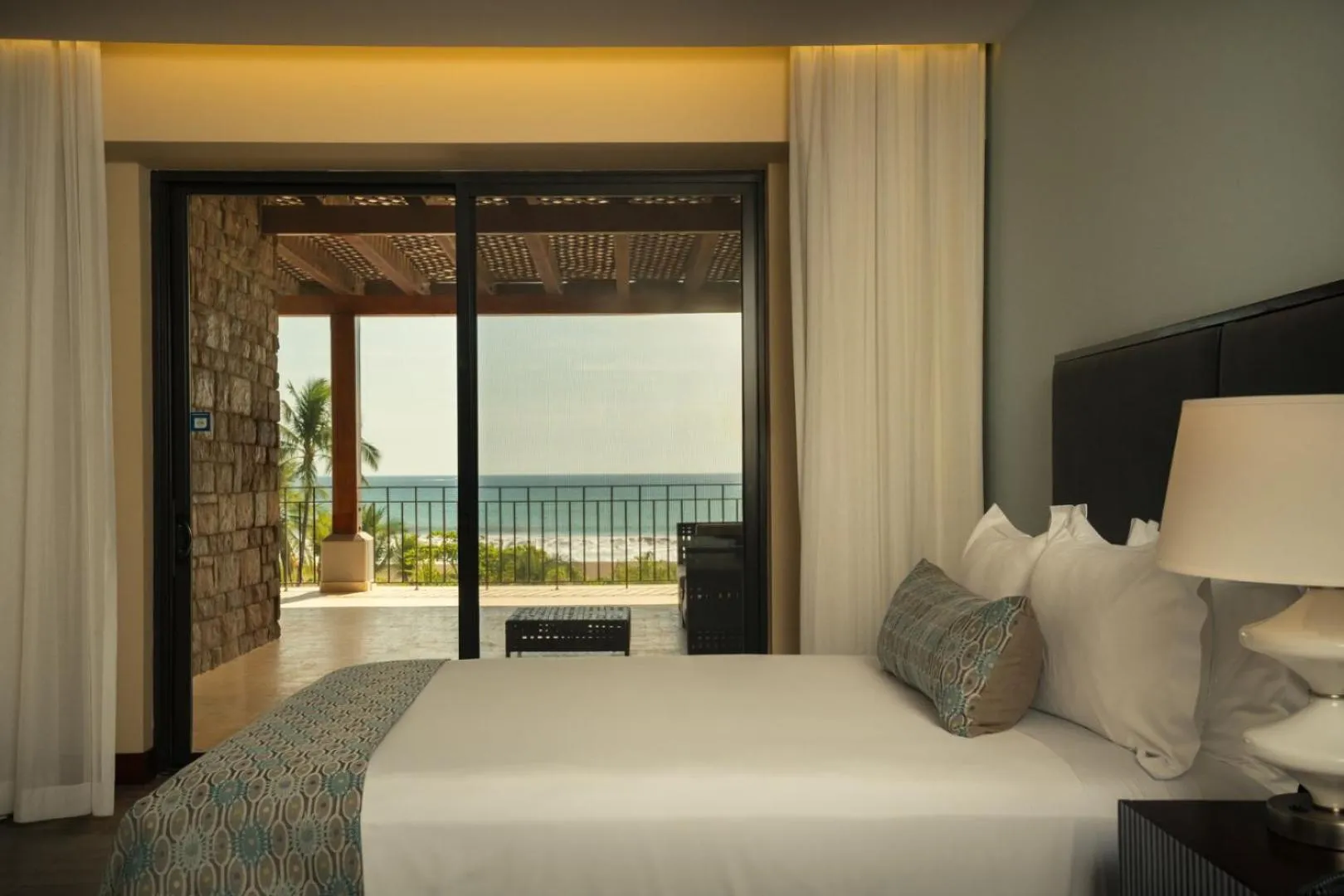 Bedroom, Bed in Crocs Resort & Casino