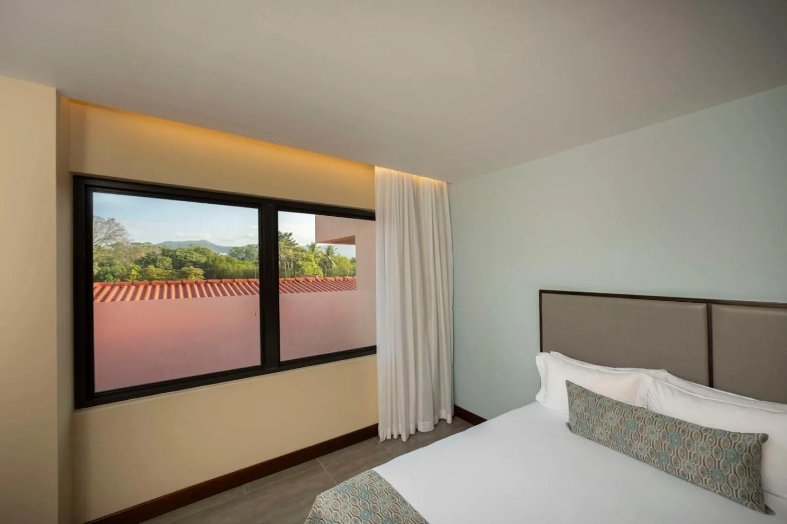 Bedroom, Bed in Crocs Resort & Casino