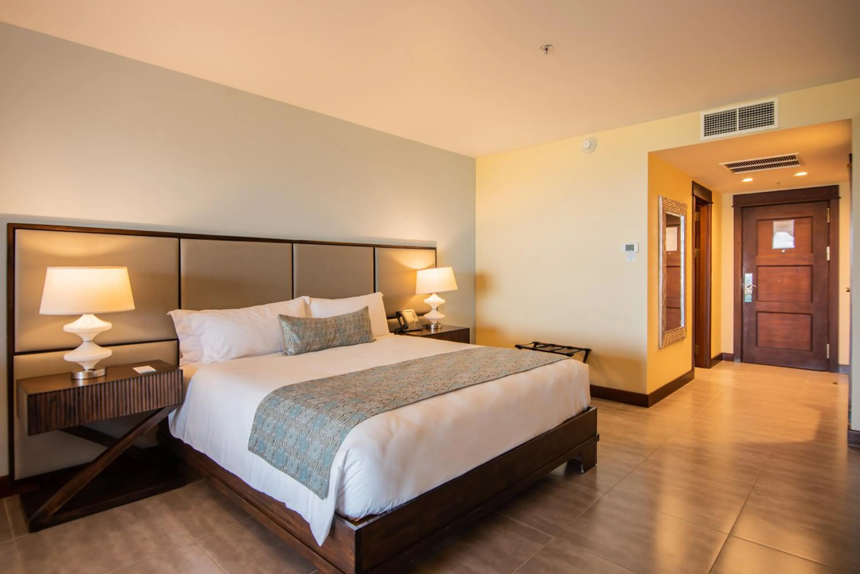 Bedroom, Bed in Crocs Resort & Casino