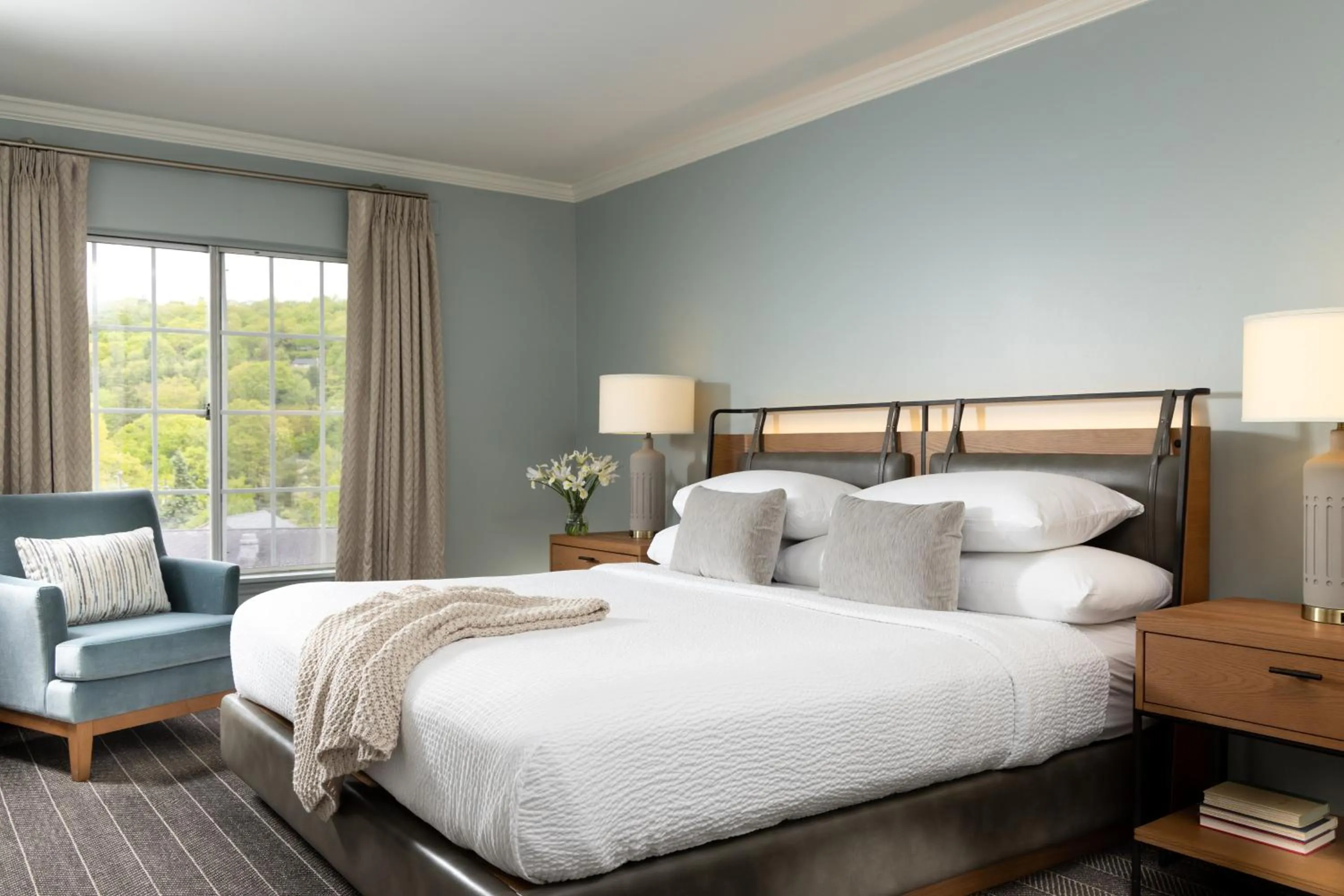 Bedroom, Bed in Meadowbrook Inn