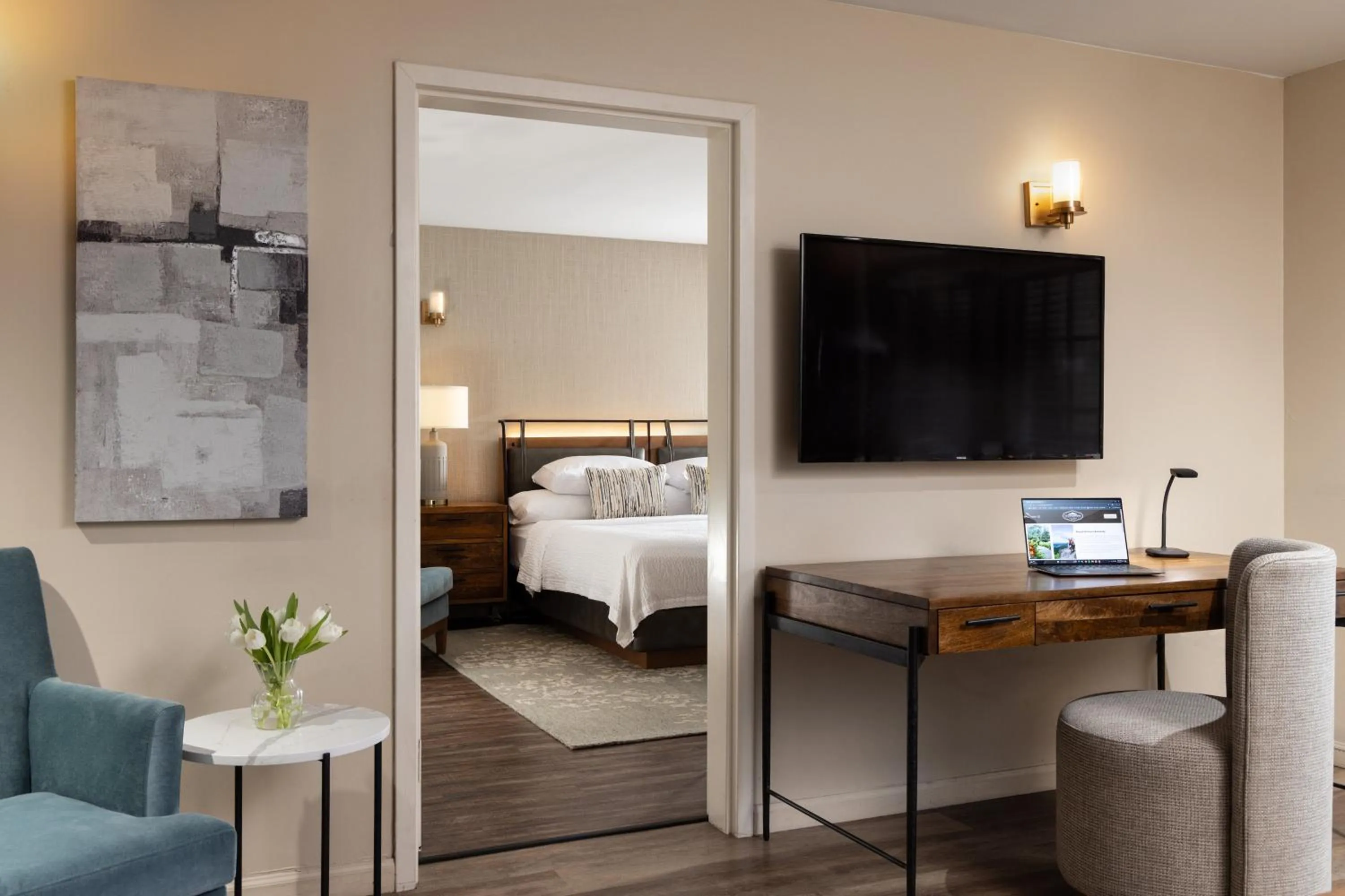 Bedroom, Bed in Meadowbrook Inn