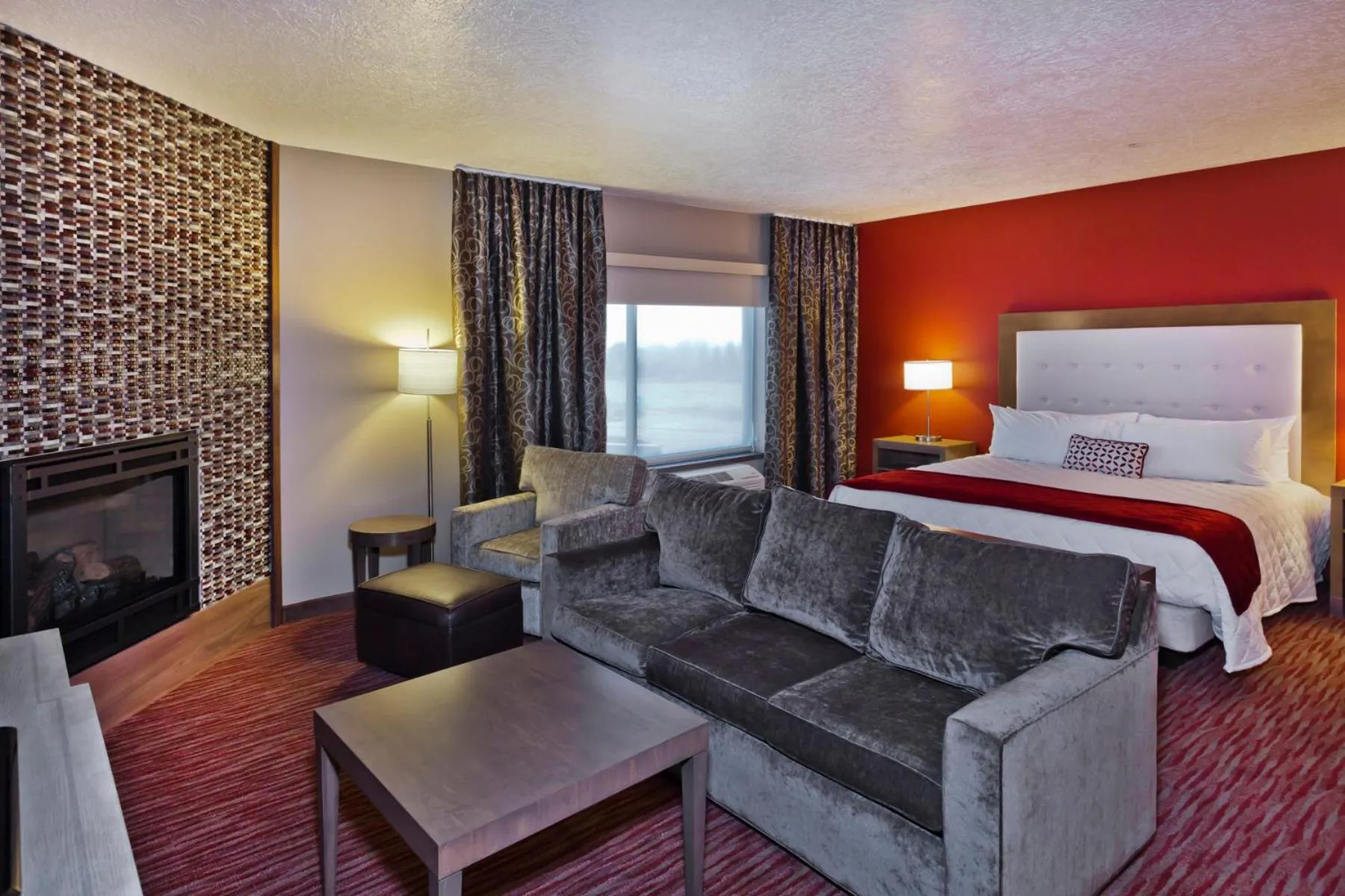 Seating area, Bed in Shoshone Rose Casino & Hotel