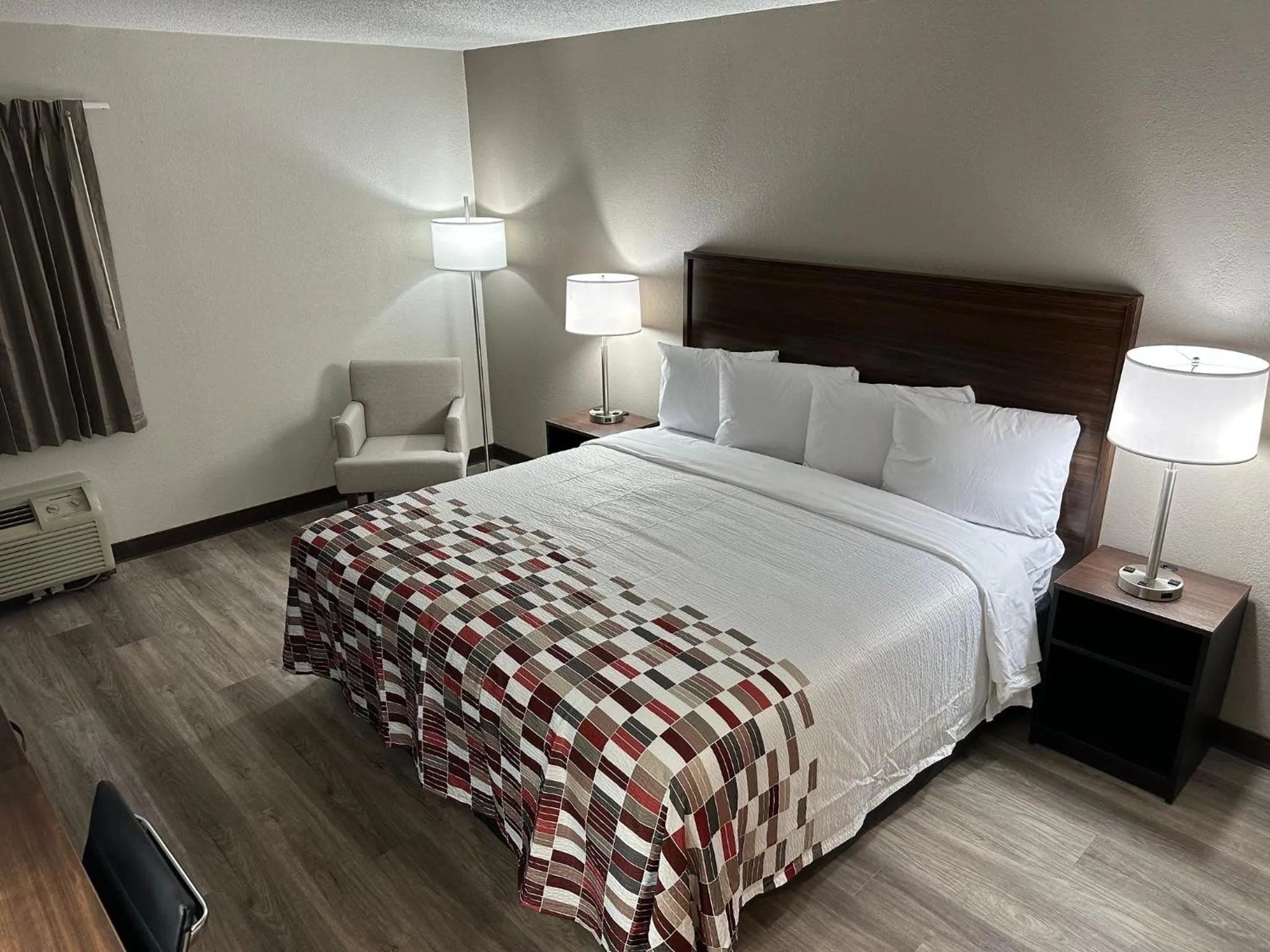 Photo of the whole room, Bed in Red Roof Inn Charleston - Dunbar