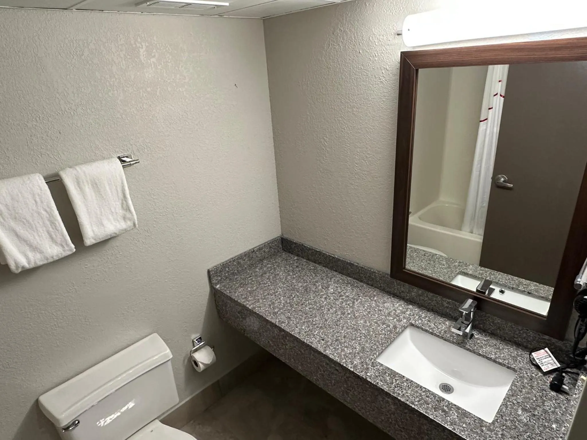 Bathroom in Red Roof Inn Charleston - Dunbar