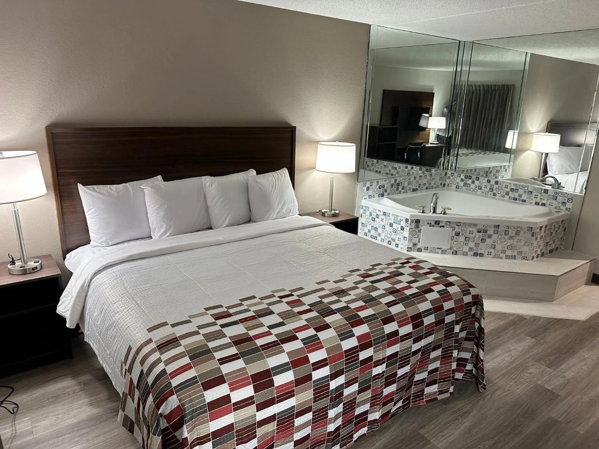 Photo of the whole room, Bed in Red Roof Inn Charleston - Dunbar