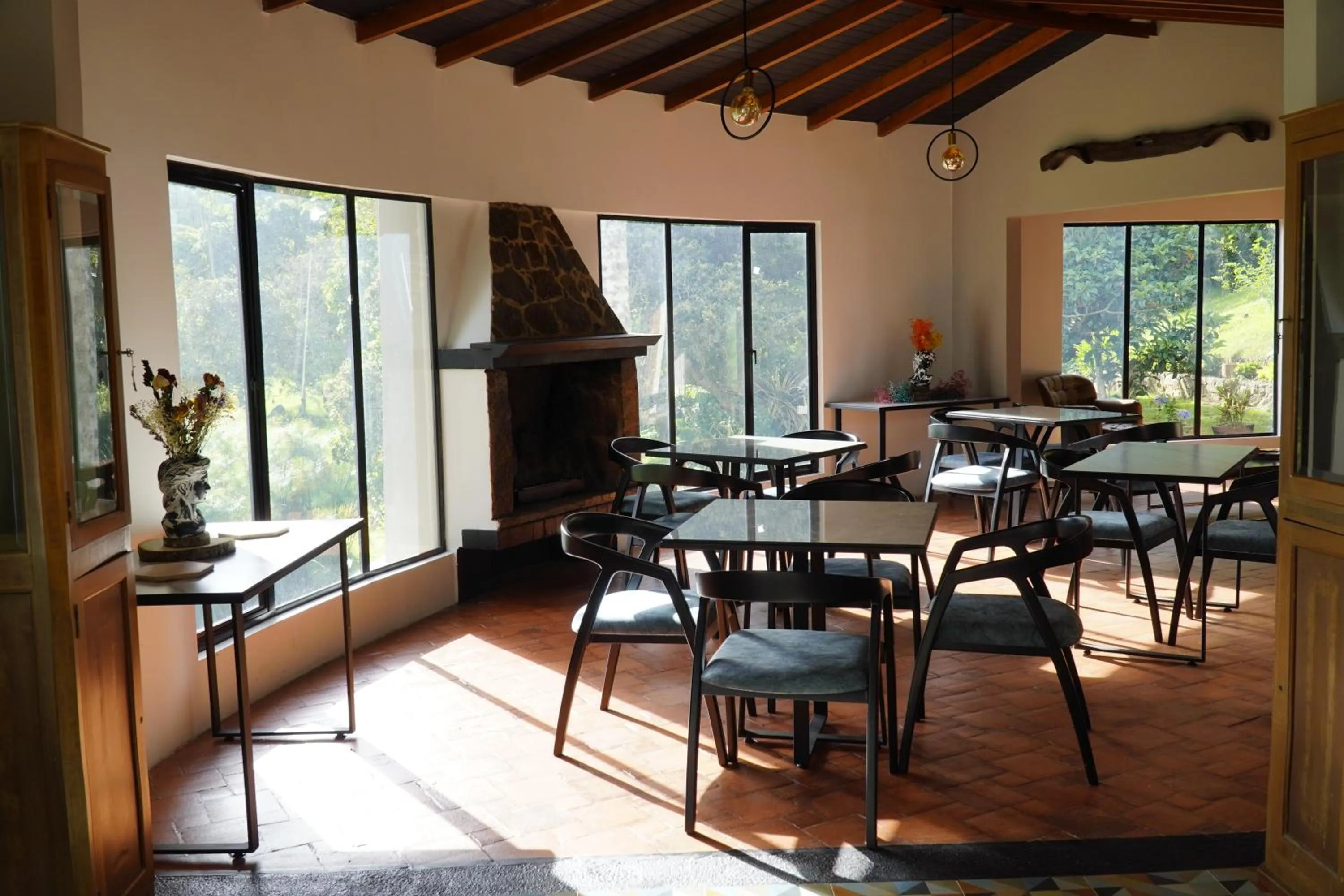 Restaurant/places to eat in AlmazewÁ