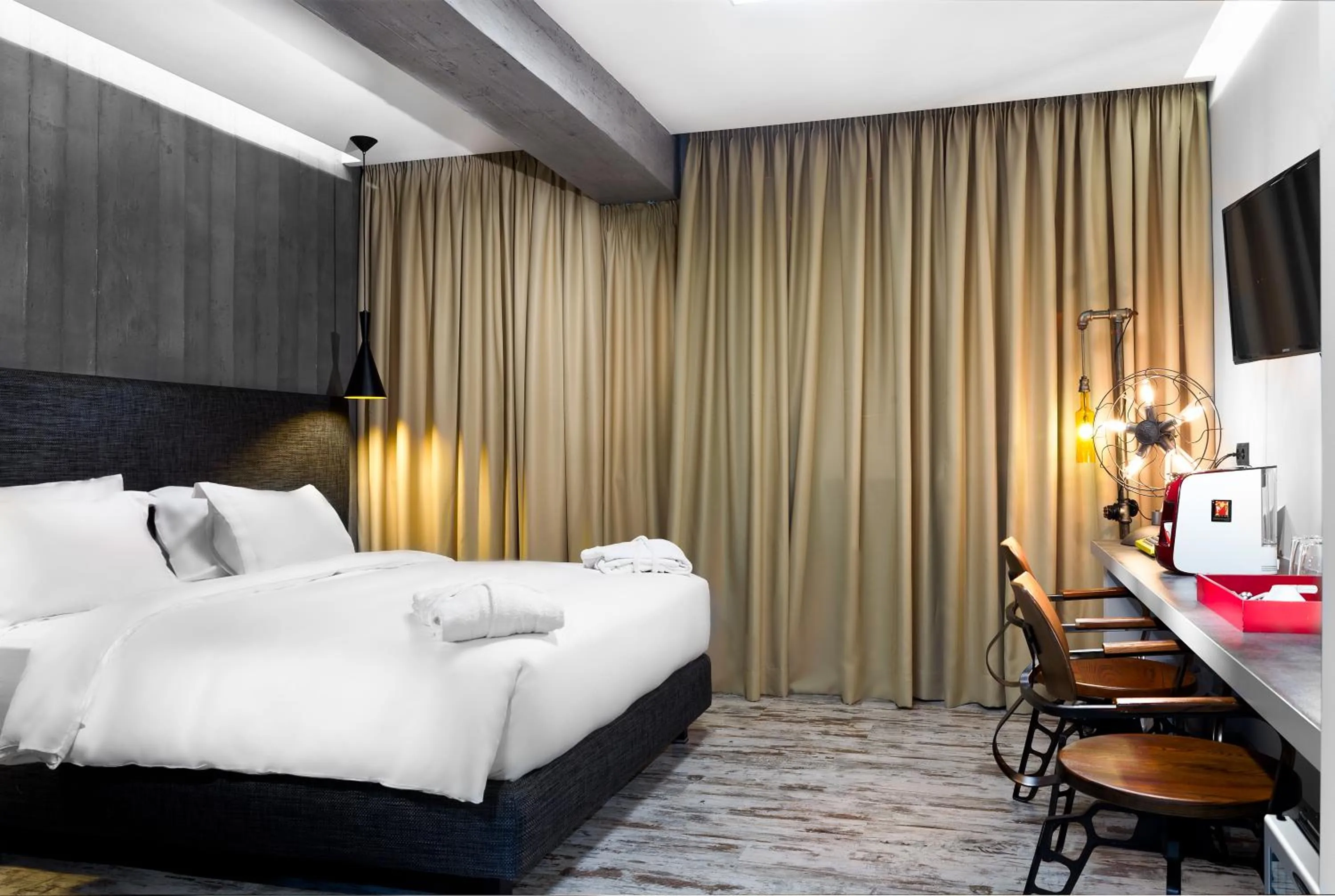 Photo of the whole room, Bed in 360 Degrees