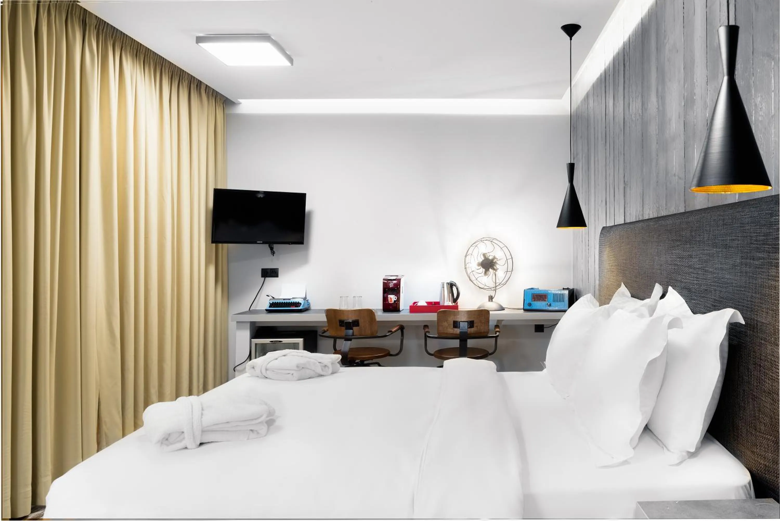 Photo of the whole room, Bed in 360 Degrees