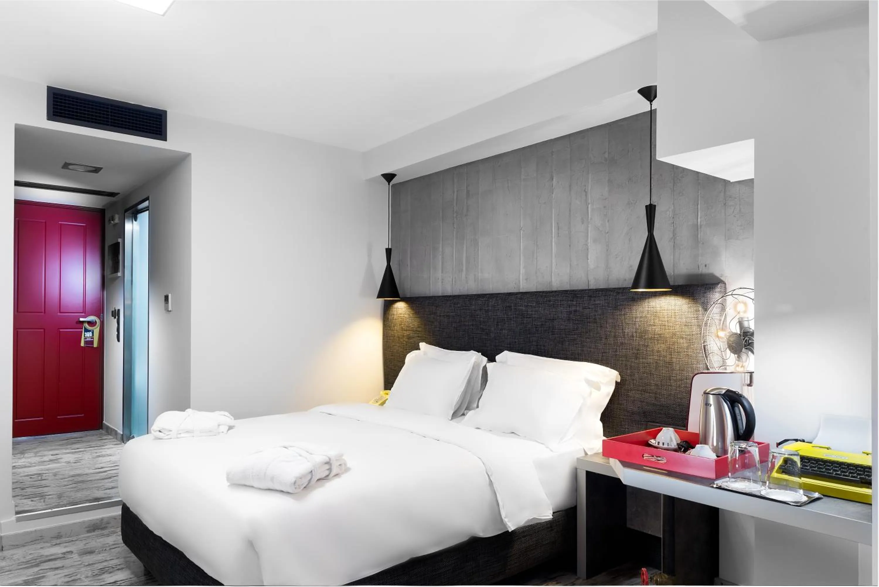 Photo of the whole room, Bed in 360 Degrees