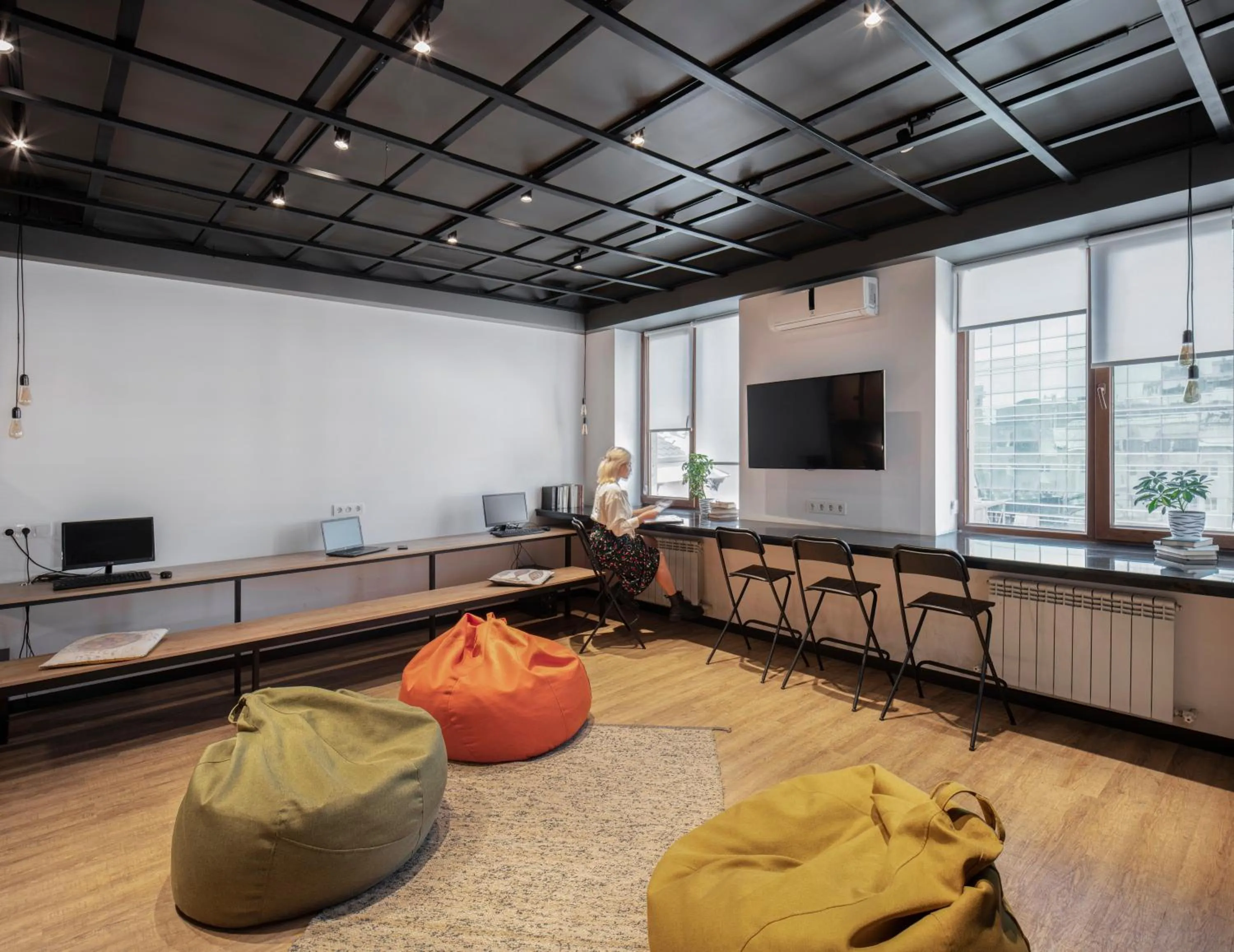 Communal lounge/ TV room in Kantar Hostel