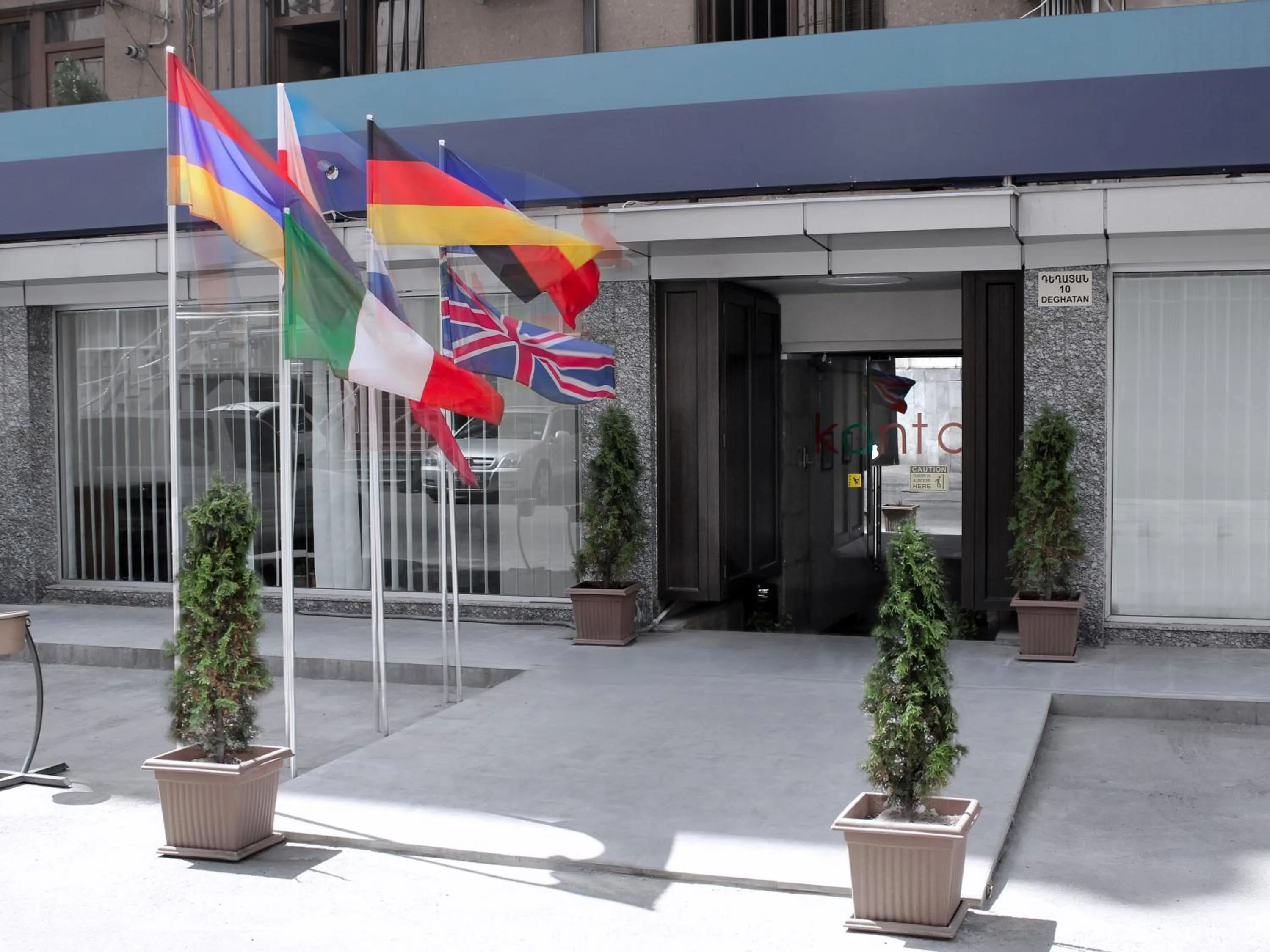 Facade/entrance in Kantar Hostel