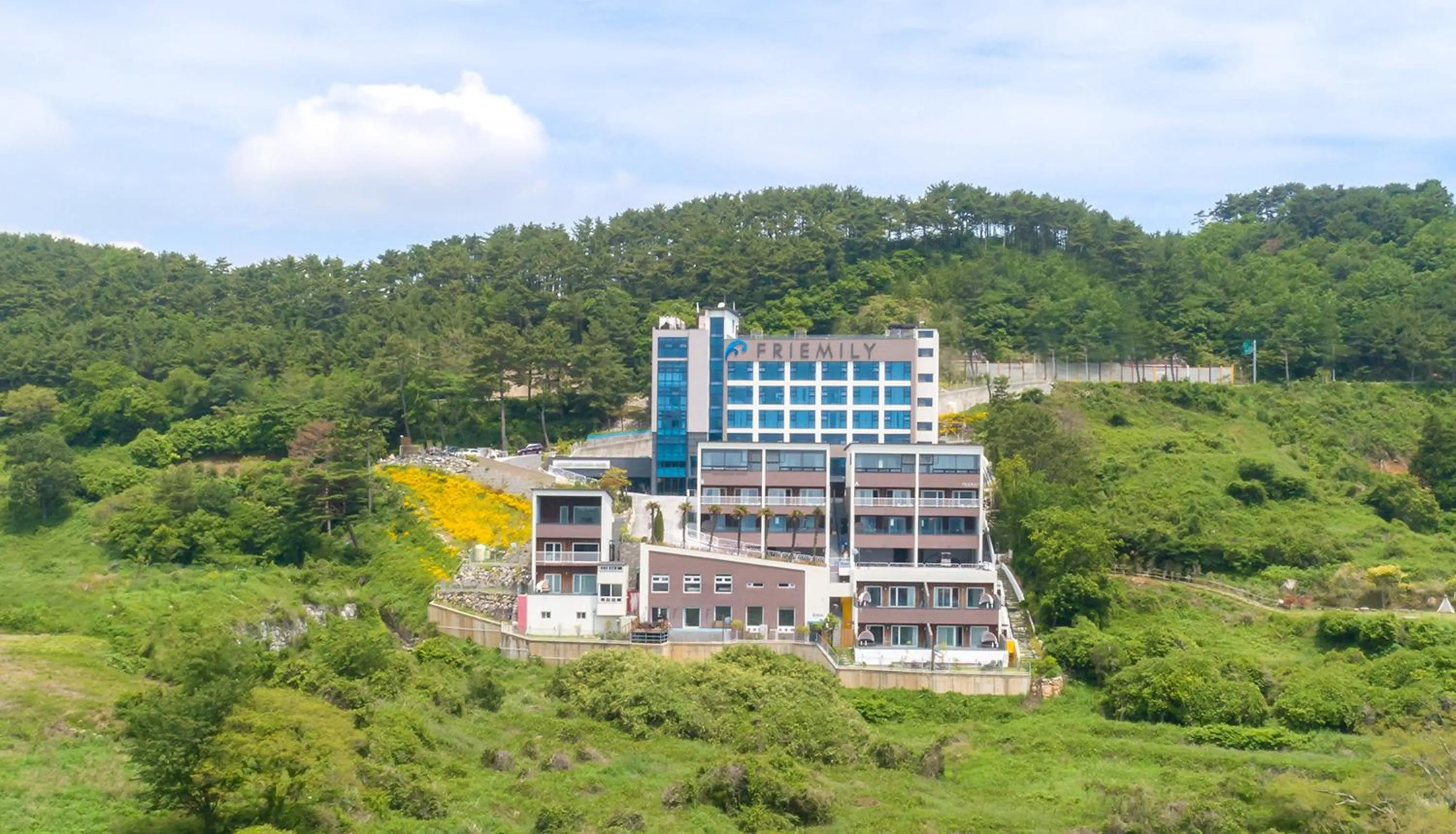 Property building in Friemily Pool Villa & Hotel