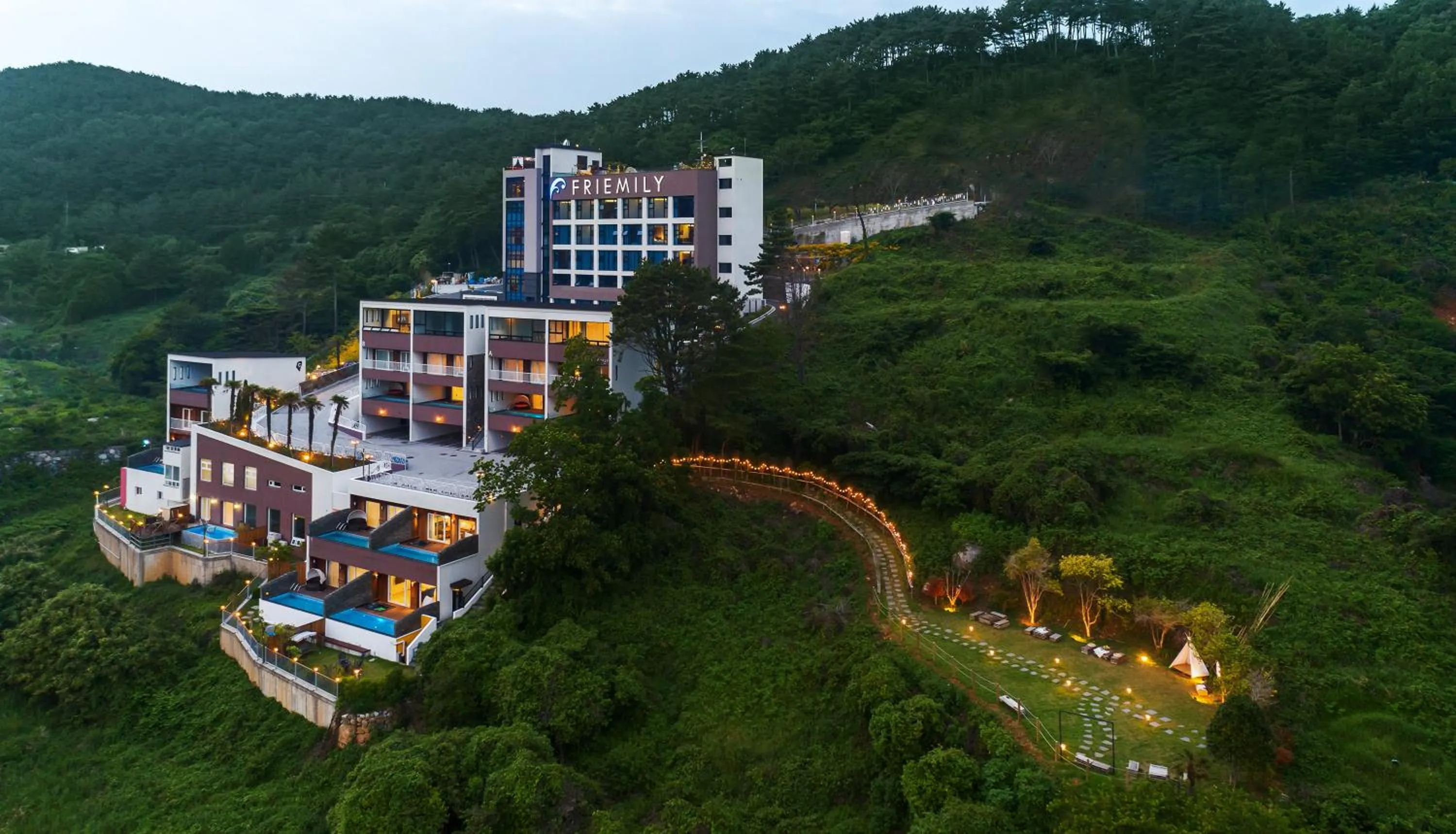 Property building in Friemily Pool Villa & Hotel