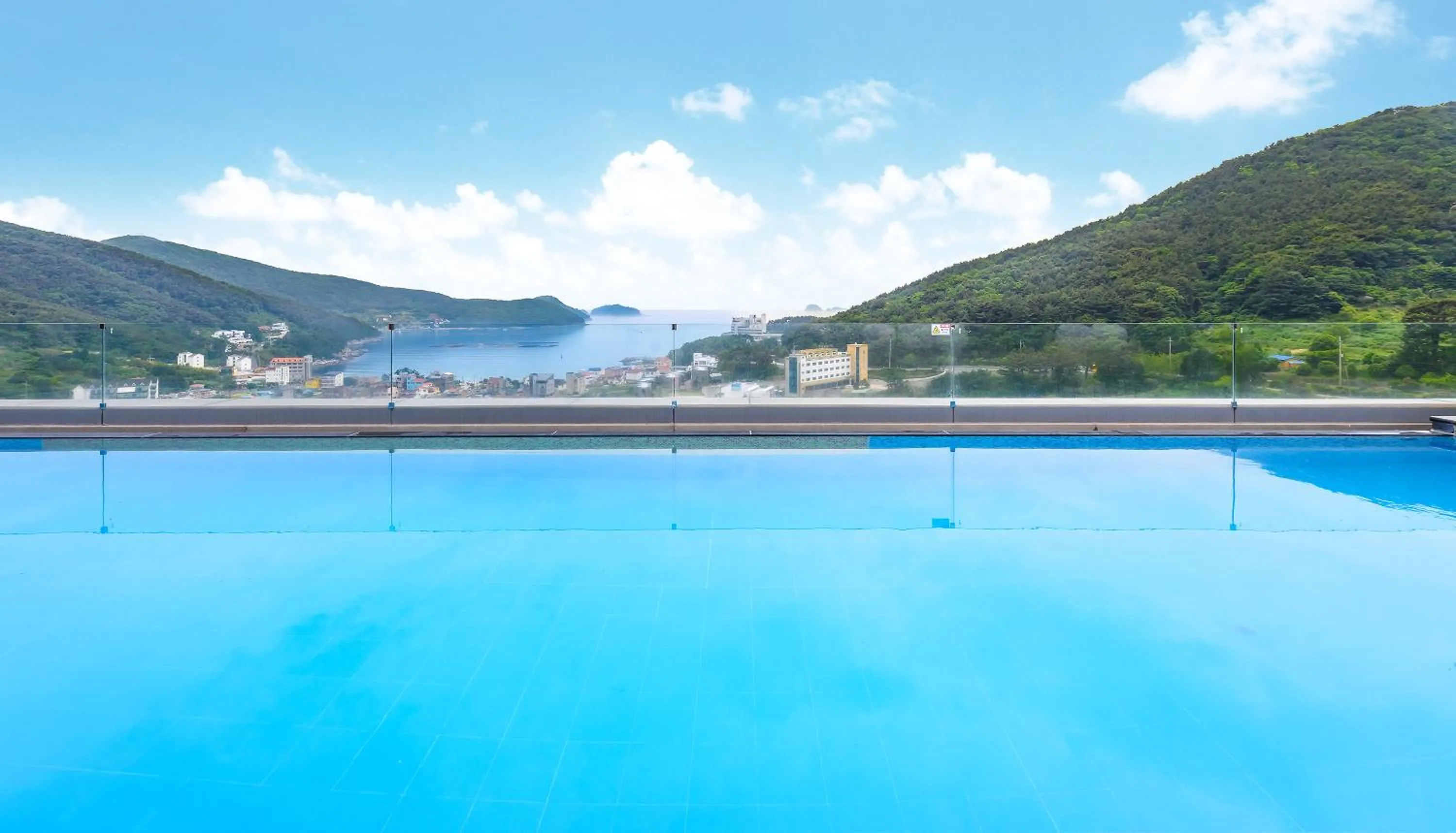 Hot Tub in Friemily Pool Villa & Hotel