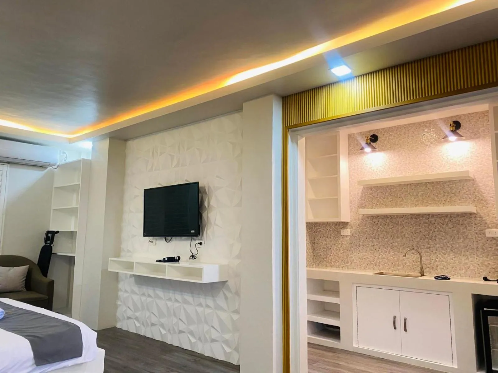 Bed in Grospe Resort Boracay