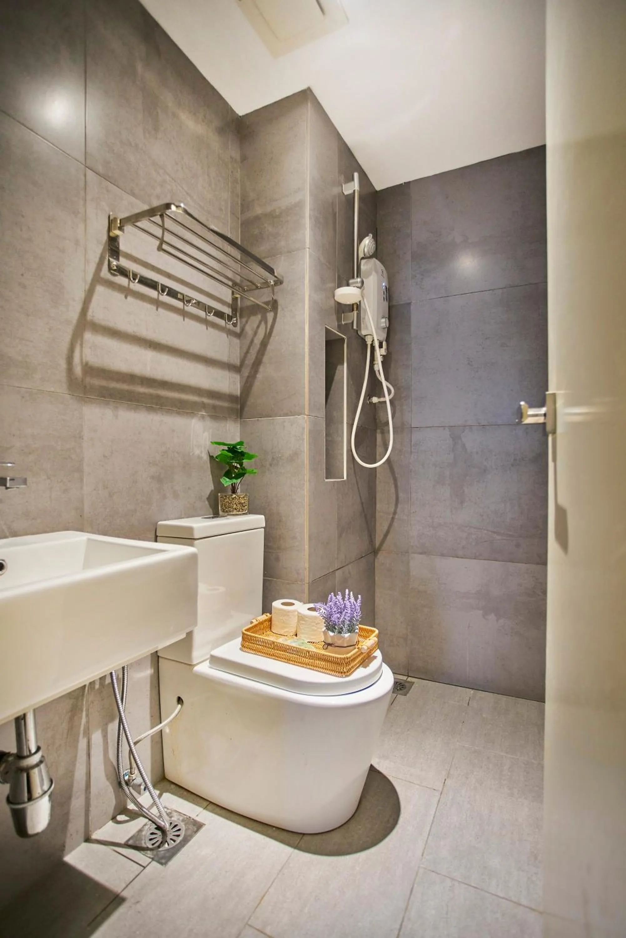 Shower in Arte Mont Kiara Free Parking, Kuala Lumpur
