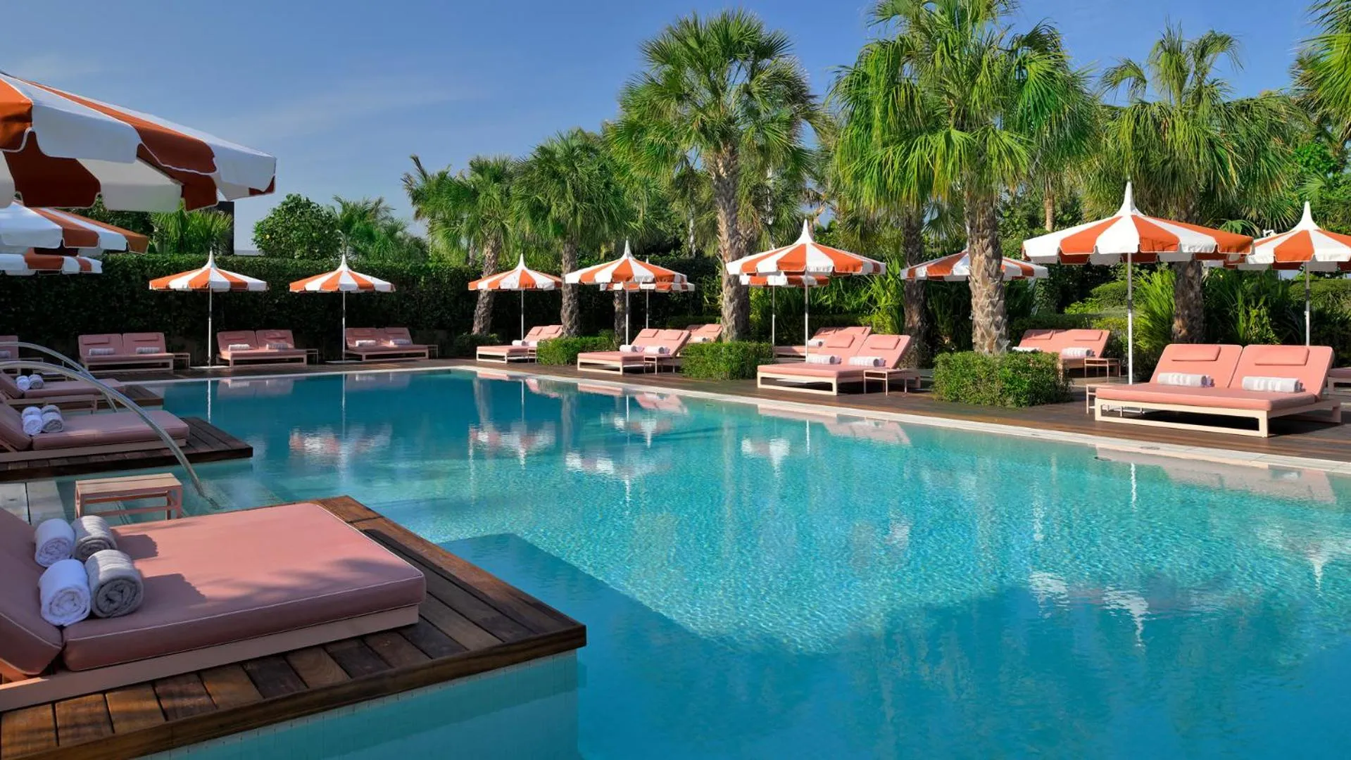 Swimming pool in Banyan Tree Dubai at Bluewaters