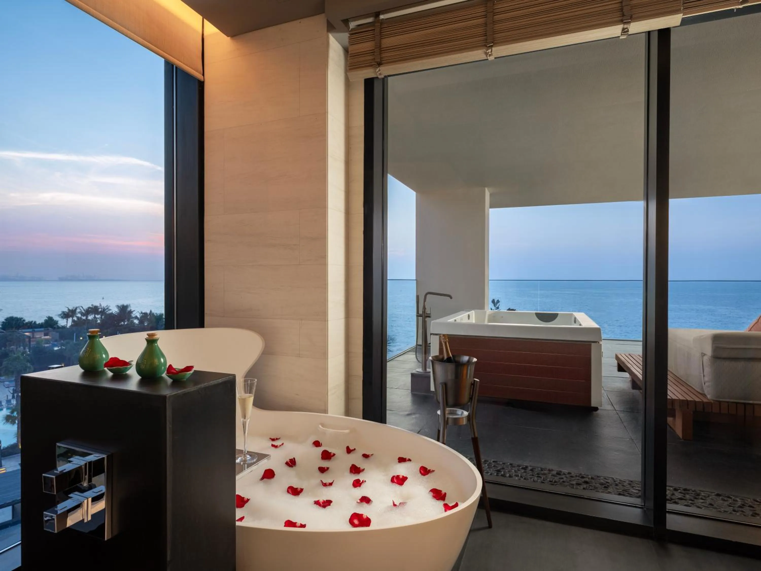 Bathroom, Bed in Banyan Tree Dubai at Bluewaters