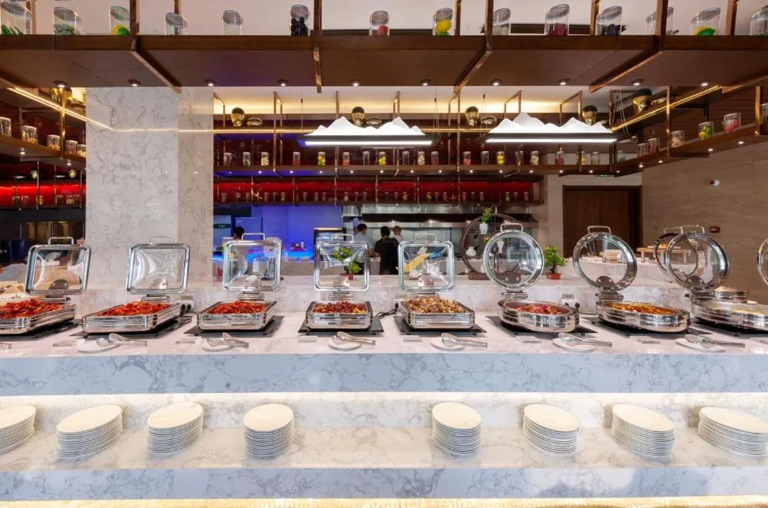 Restaurant/places to eat in Century Runhua Hotel