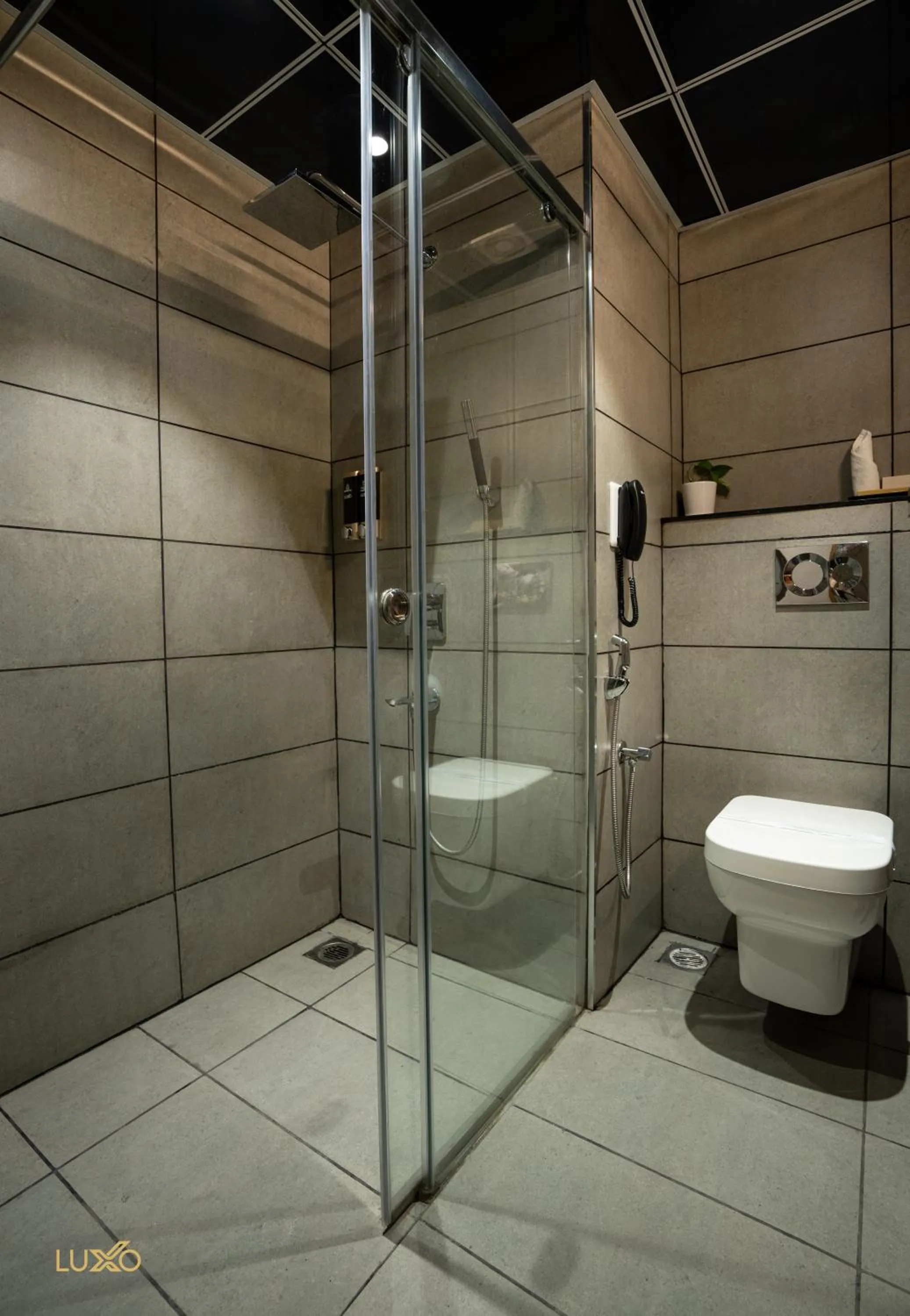 Shower in Luxo Kochi