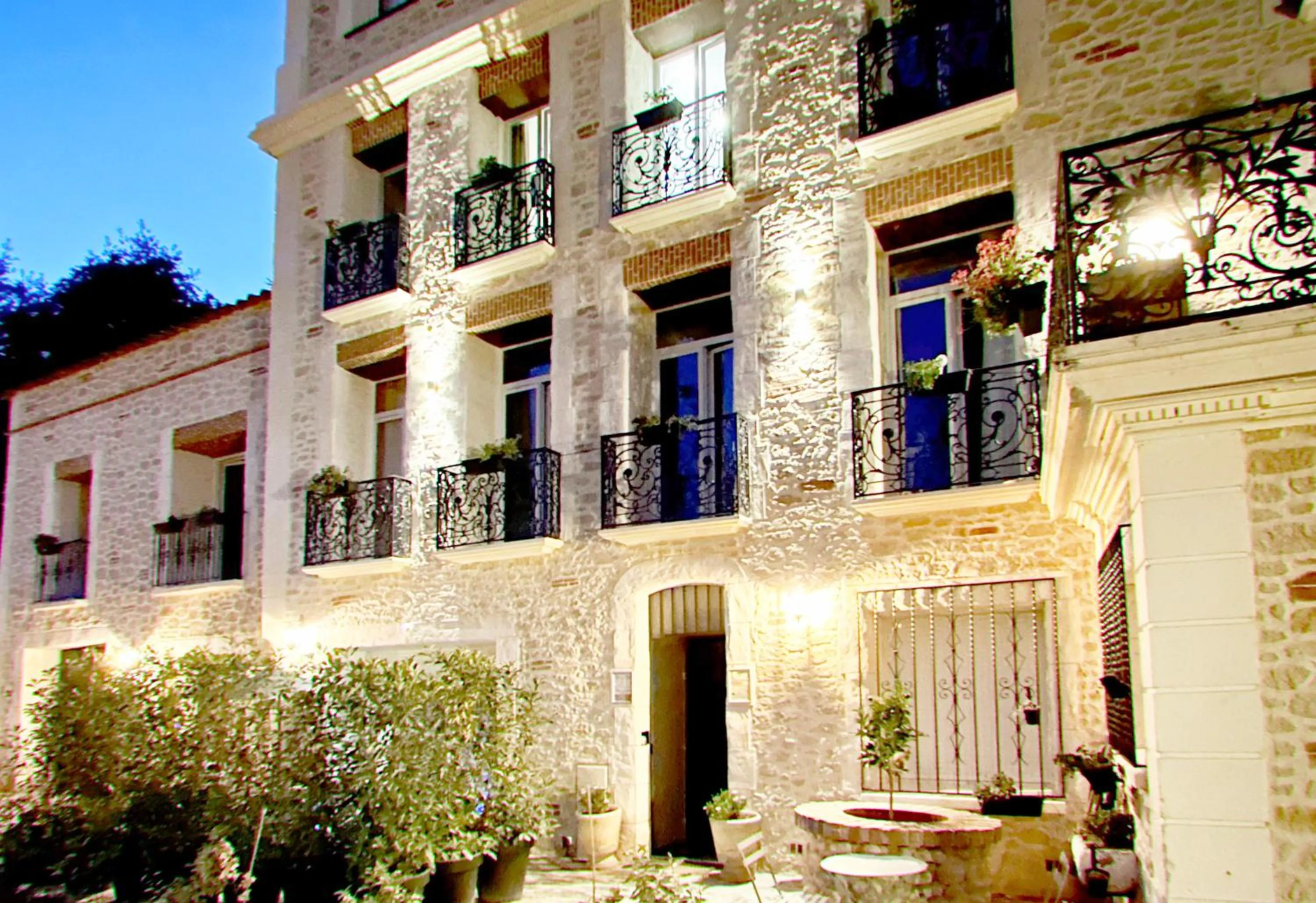 Property building in Appart Hotel Cinéma Perpignan