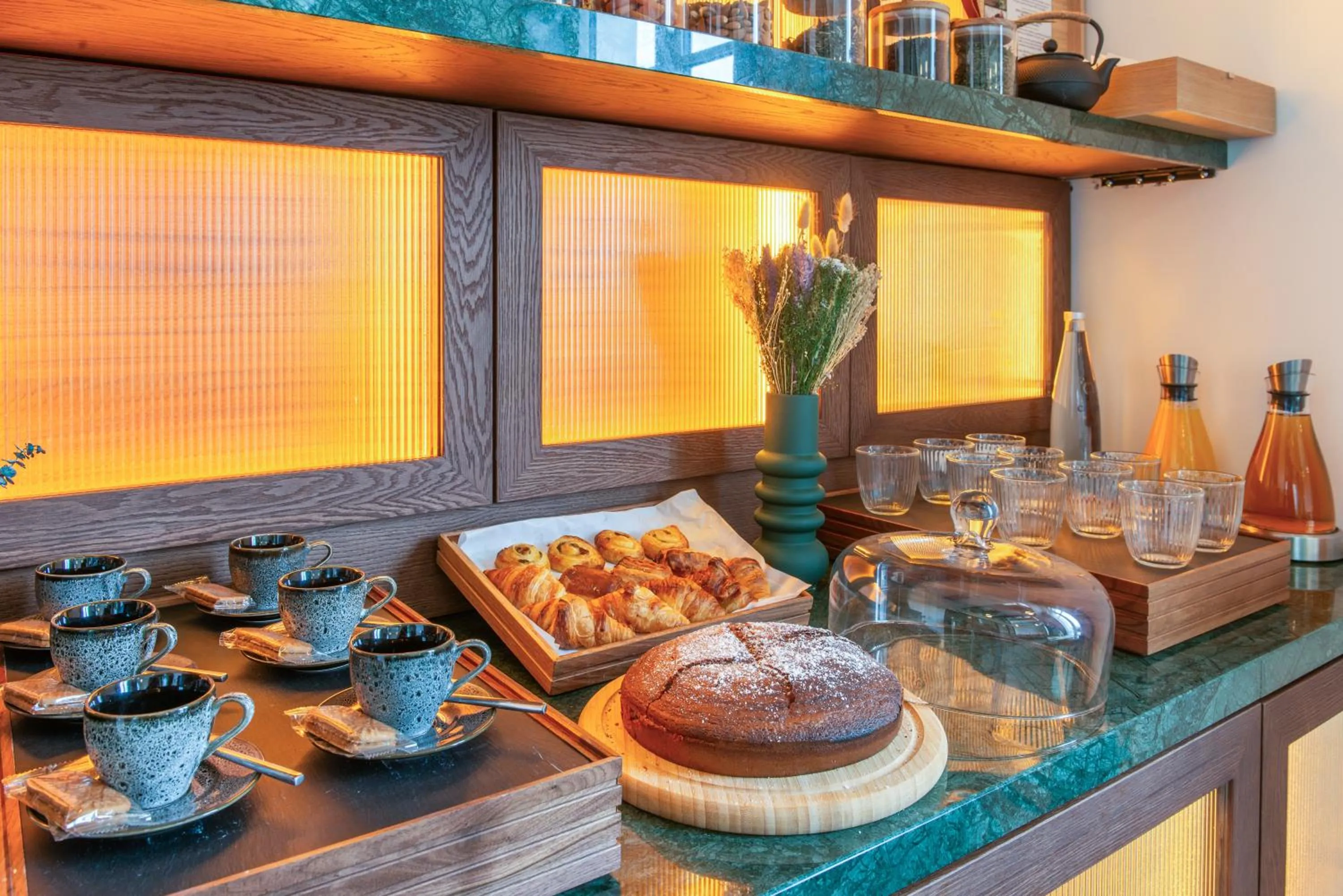 Buffet breakfast in Le Lampika Hôtel