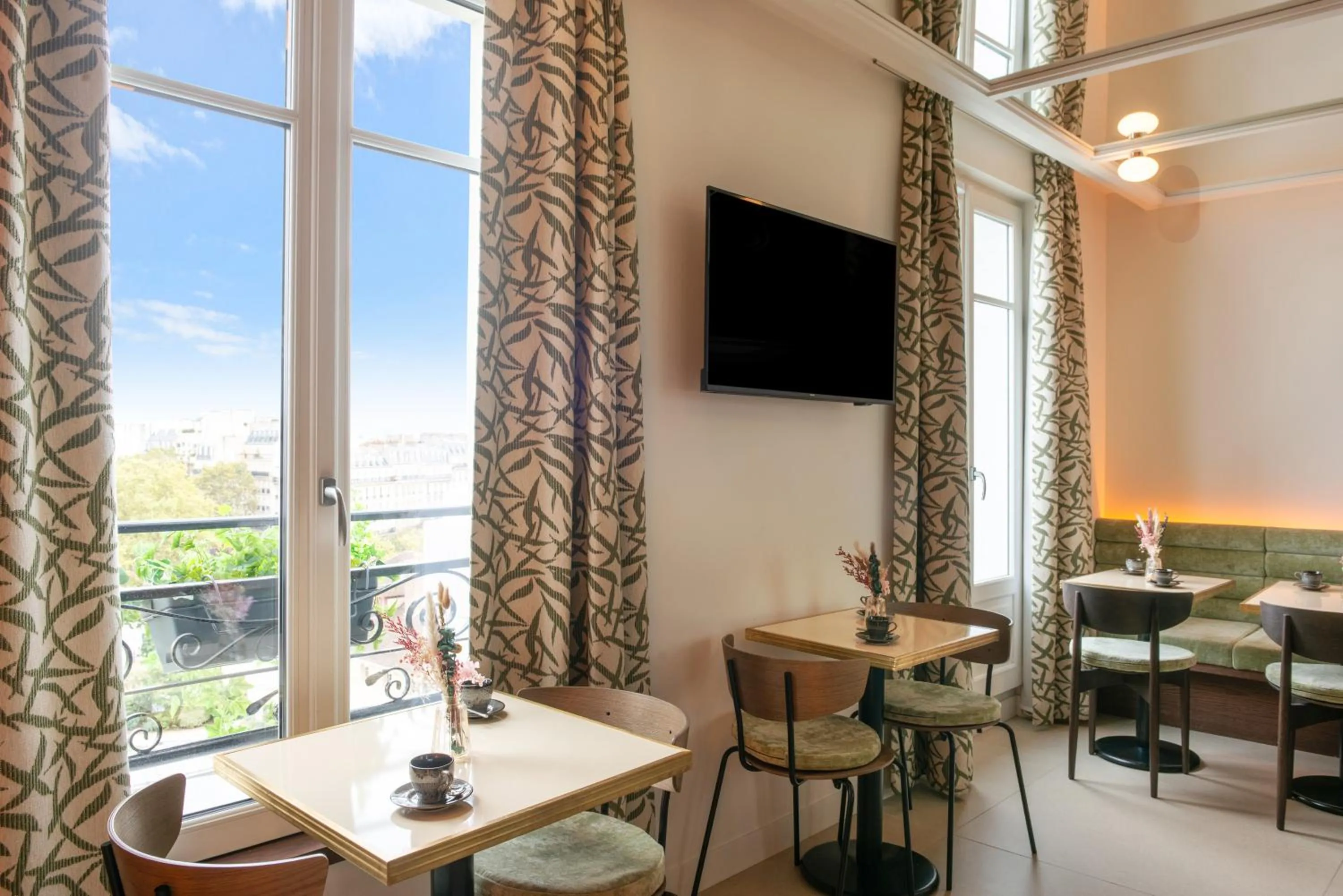 Restaurant/places to eat in Le Lampika Hôtel