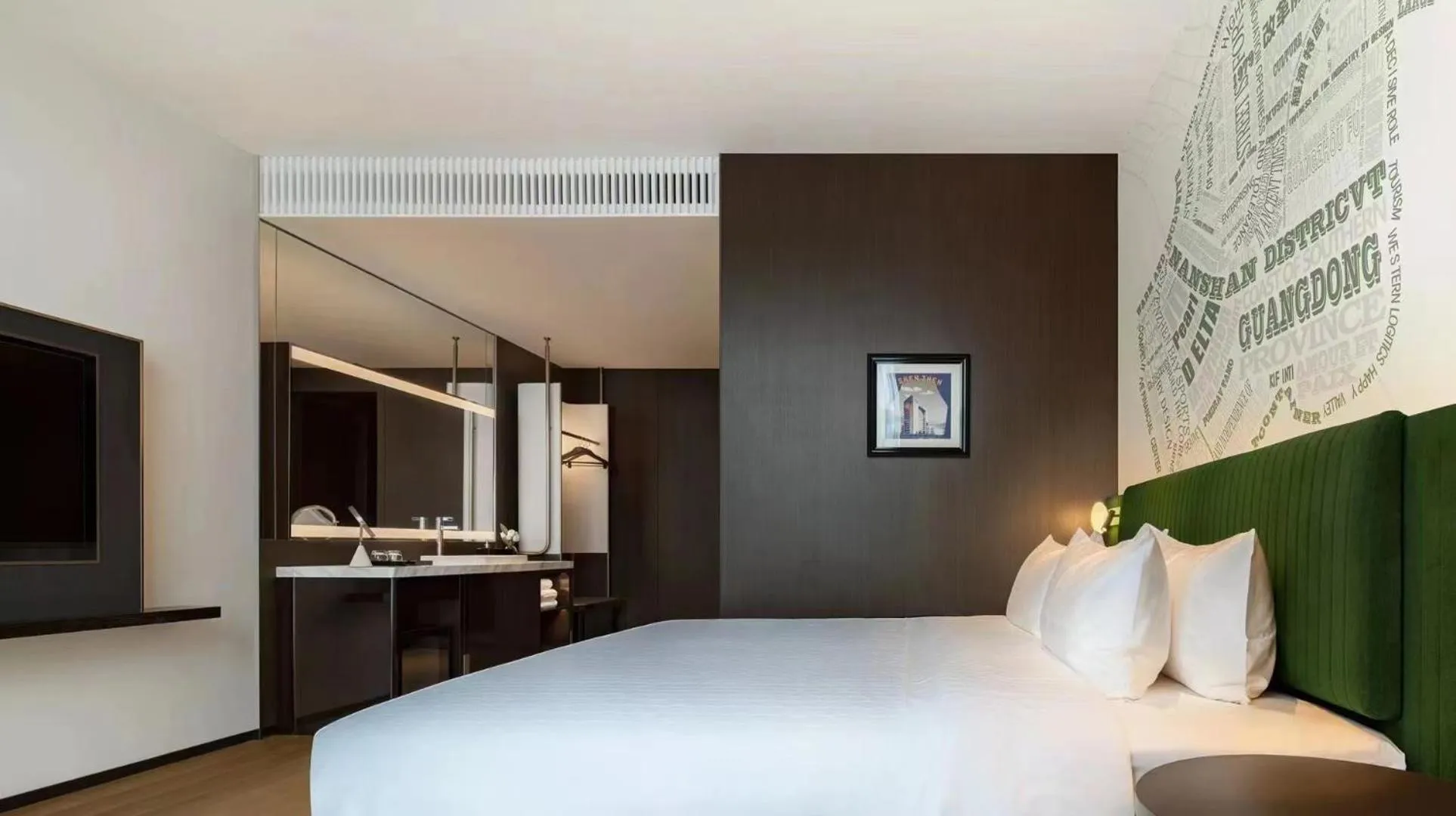 Photo of the whole room, Bed in Hampton by Hilton Shenzhen Nanshan Science and Technology Park