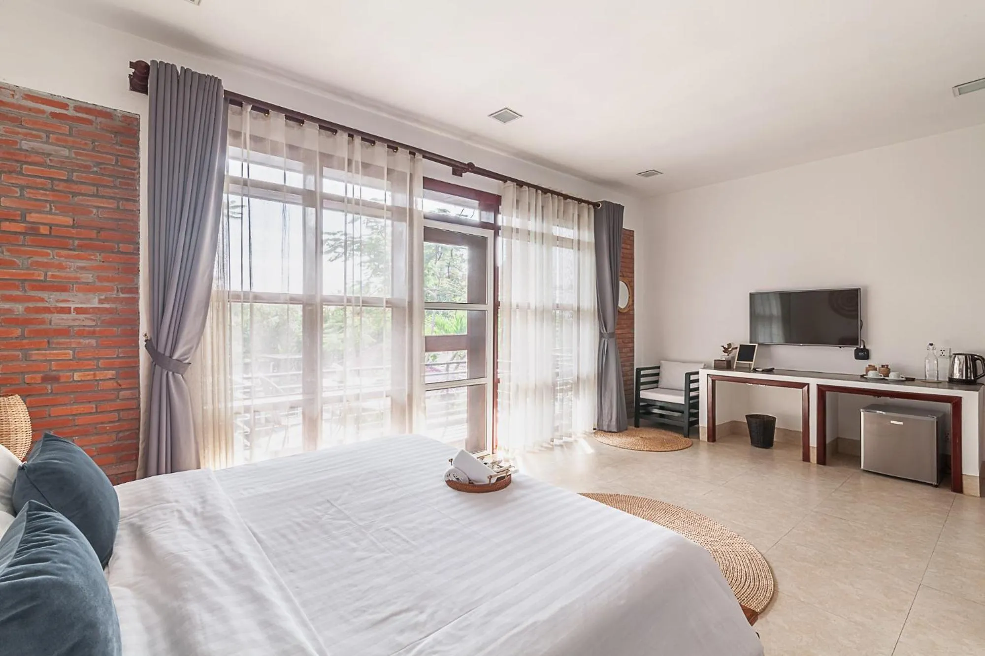 Communal lounge/ TV room, Bed in Angkor Eden Boutique Hotel