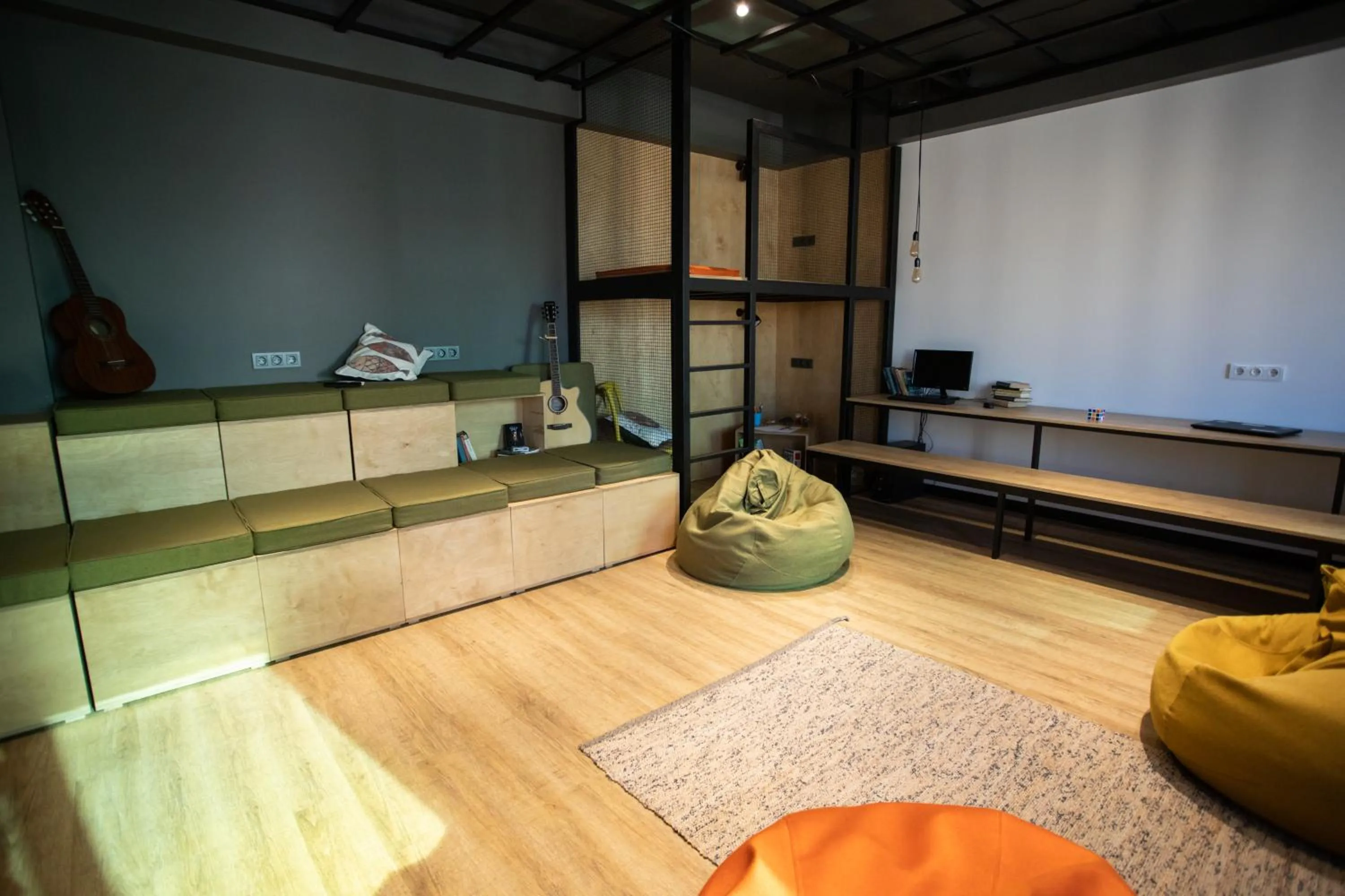 Communal lounge/ TV room in Kantar Hotel