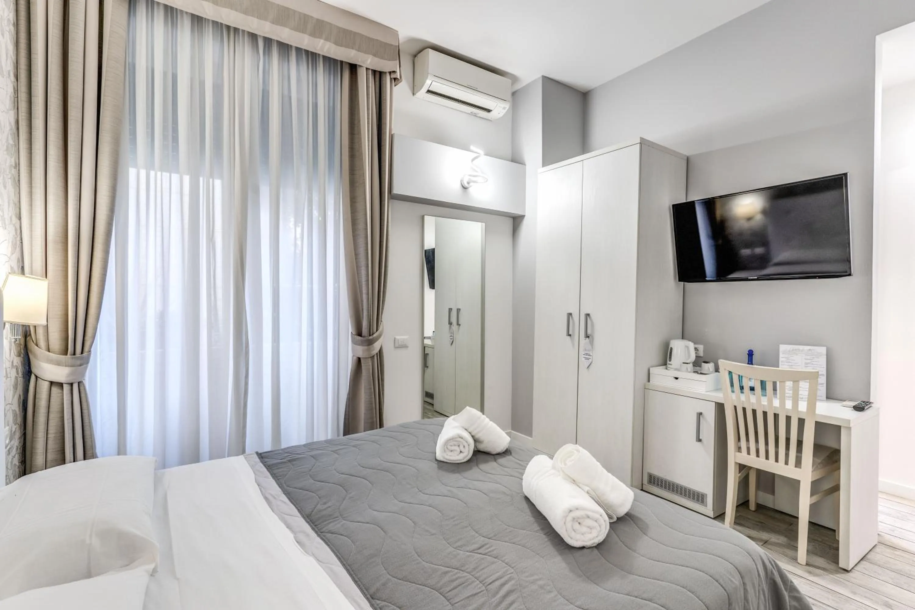 TV and multimedia, Bed in Gardenia Suite