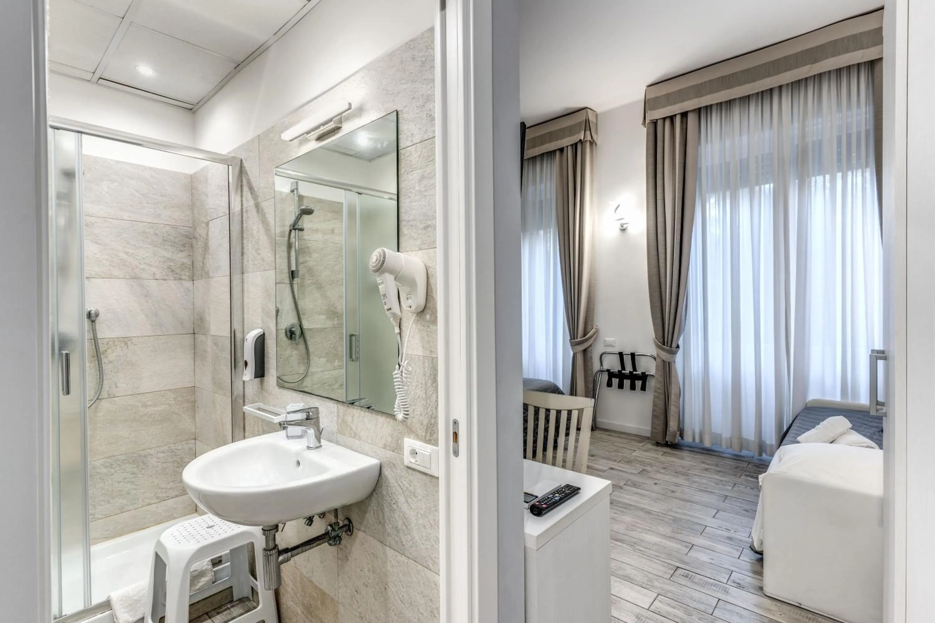 Bath in Gardenia Suite