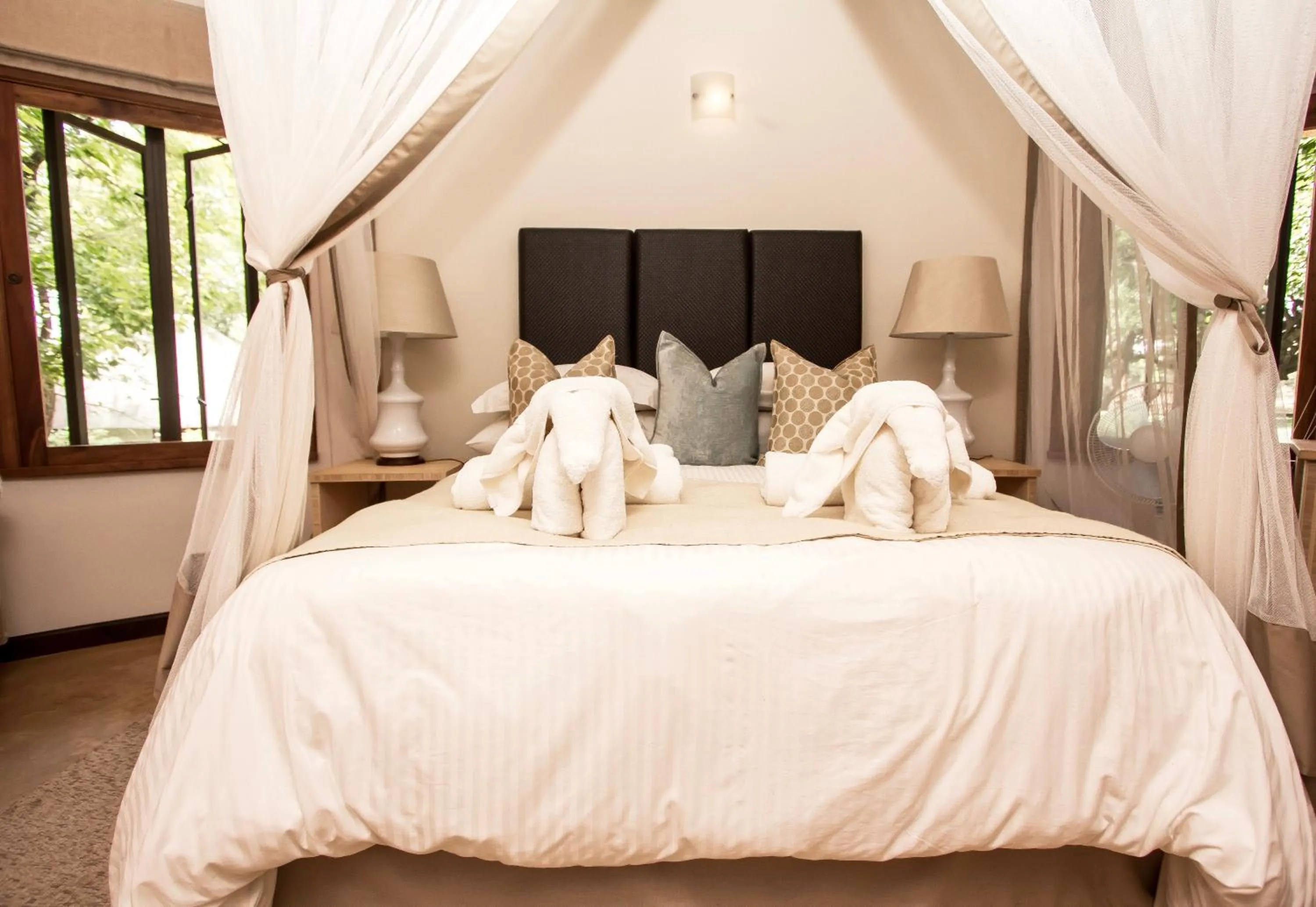 Shower, Bed in Lilayi Lodge